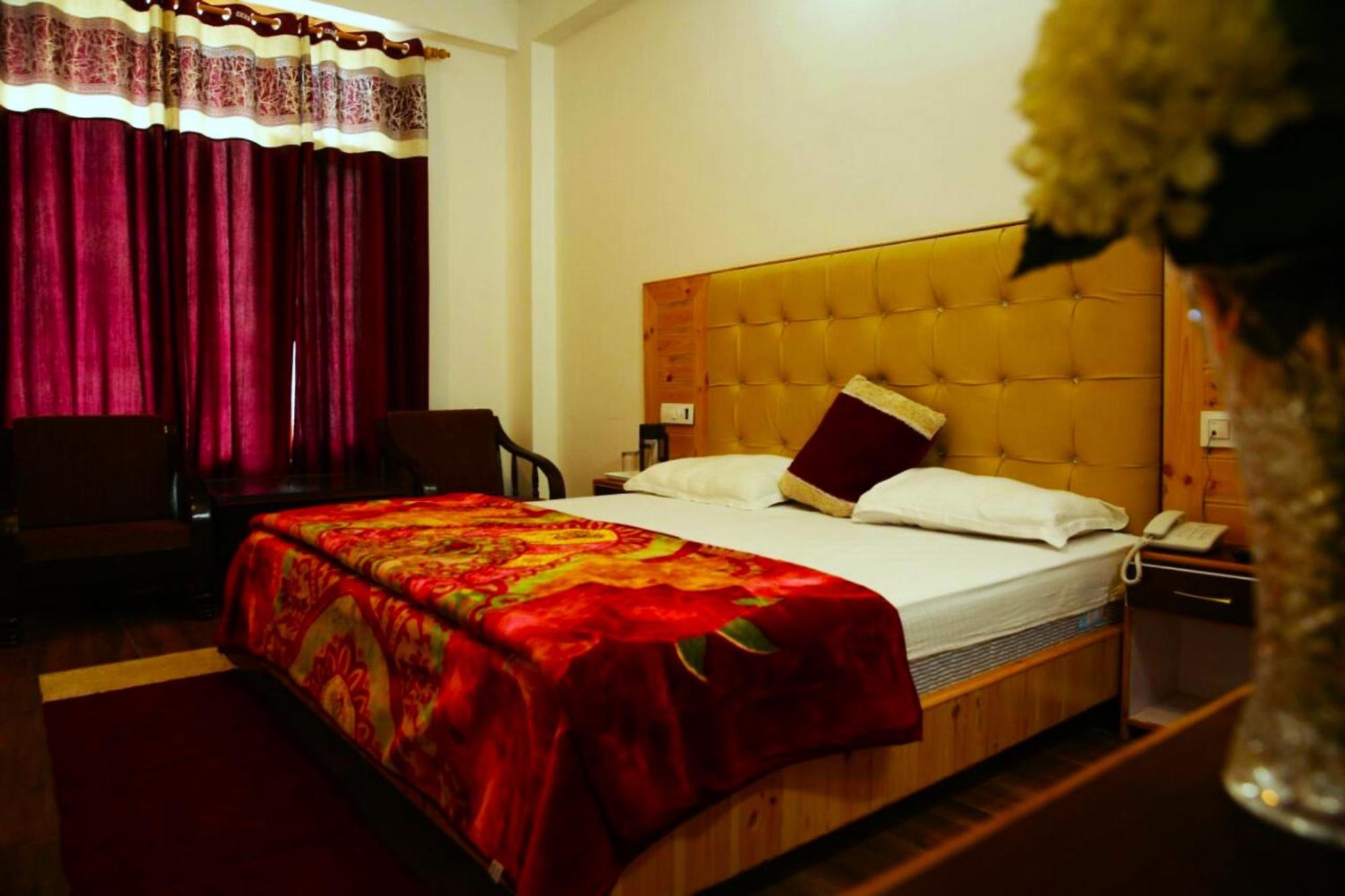 Goroomgo Saras - Near Hadimba Devi Temple - All Attached Balcony With Mountain View - Parking Facilities & Spacious Hotel