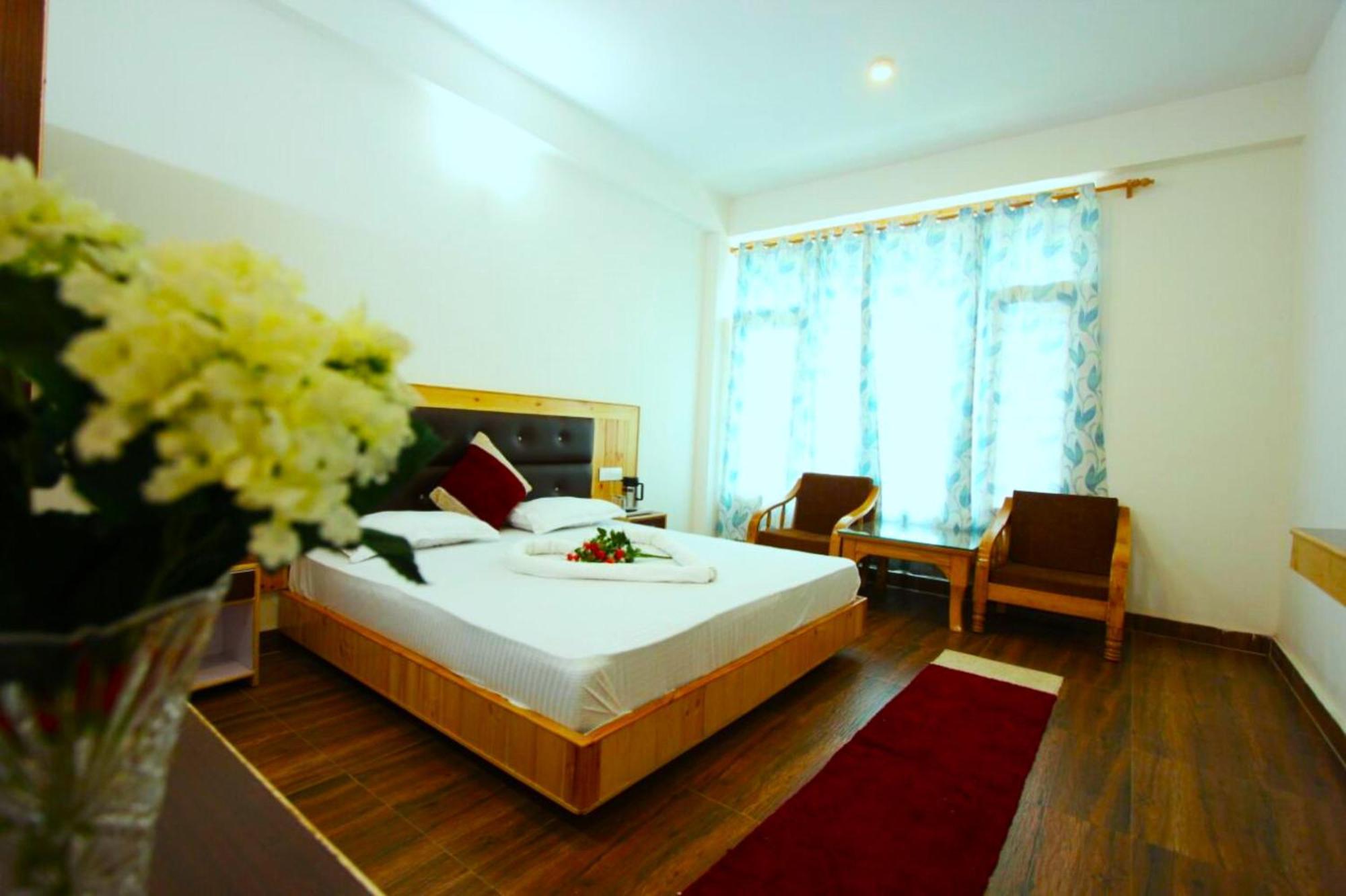 Hotel Goroomgo Saras - Near Hadimba Devi Temple - All Attached Balcony With Mountain View - Parking Facilities & Spacious Manali (Himachal Pradesh)