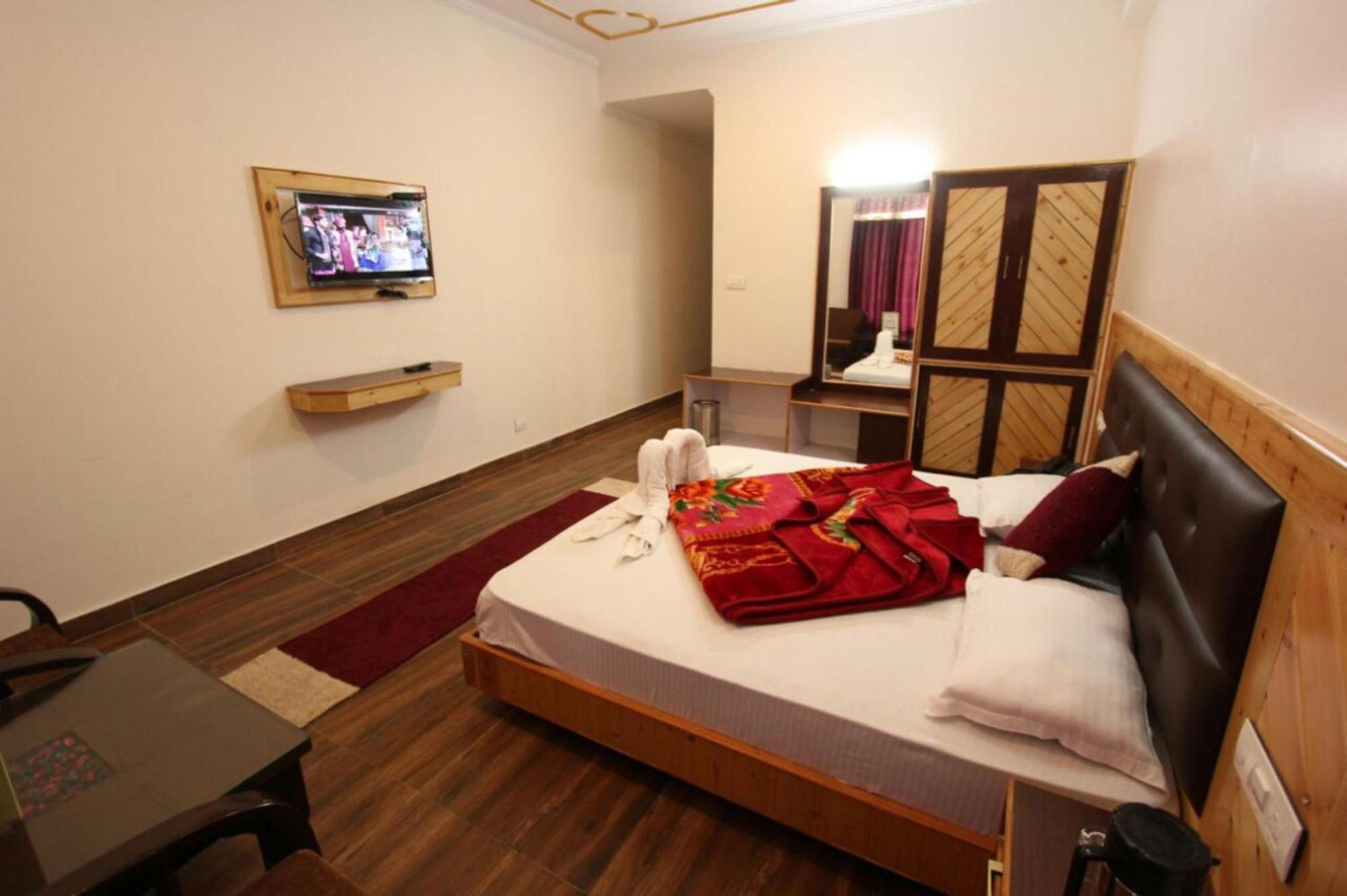 Goroomgo Saras - Near Hadimba Devi Temple - All Attached Balcony With Mountain View - Parking Facilities & Spacious 3* Manali (Himachal Pradesh)
