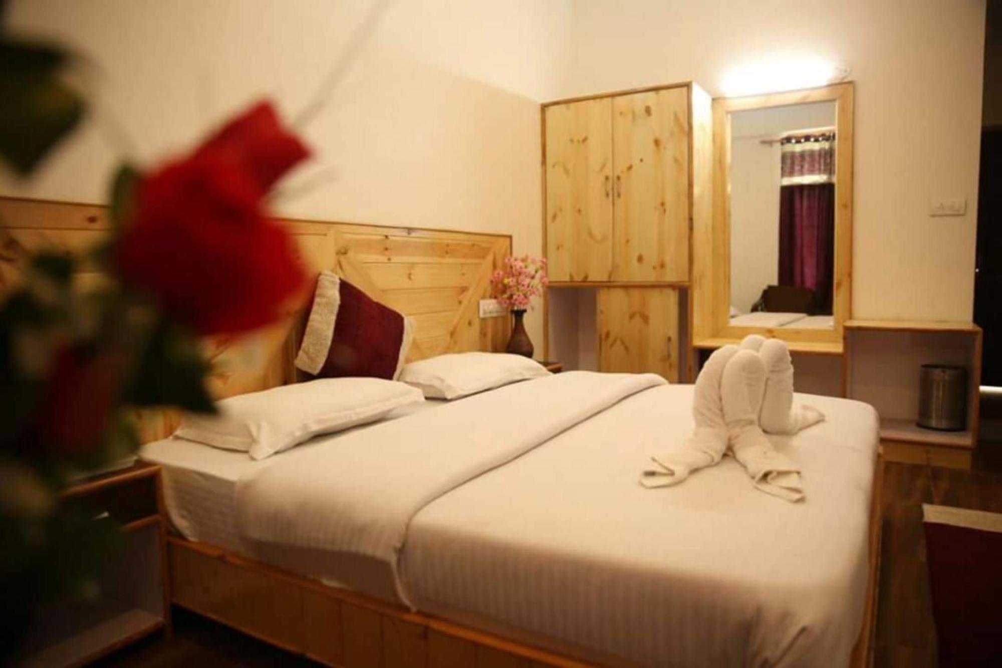 Goroomgo Saras - Near Hadimba Devi Temple - All Attached Balcony With Mountain View - Parking Facilities & Spacious Hotel 3*