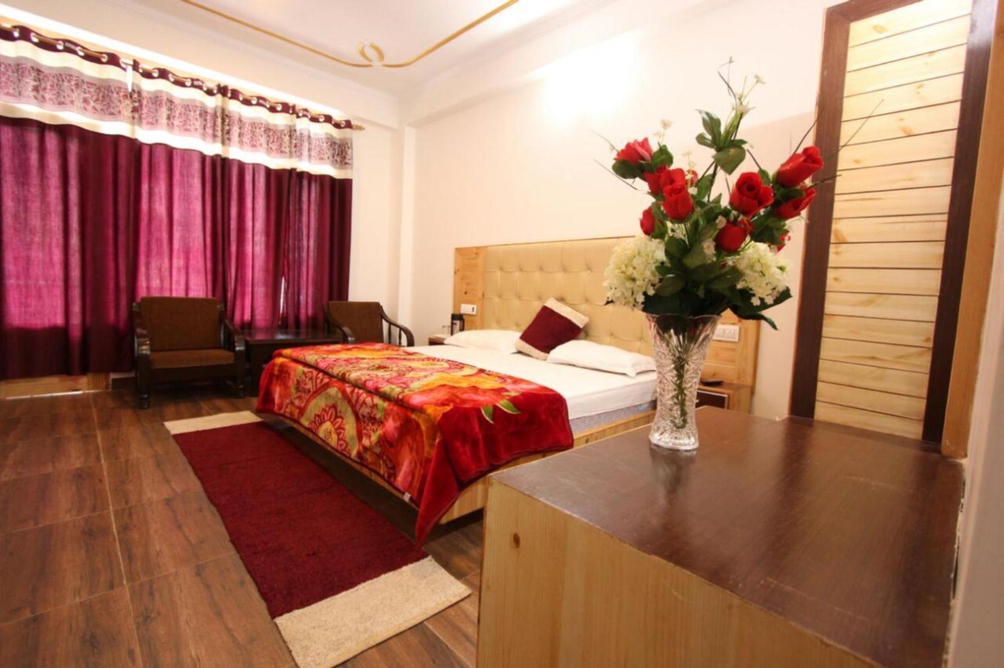 Goroomgo Saras - Near Hadimba Devi Temple - All Attached Balcony With Mountain View - Parking Facilities & Spacious Hotel