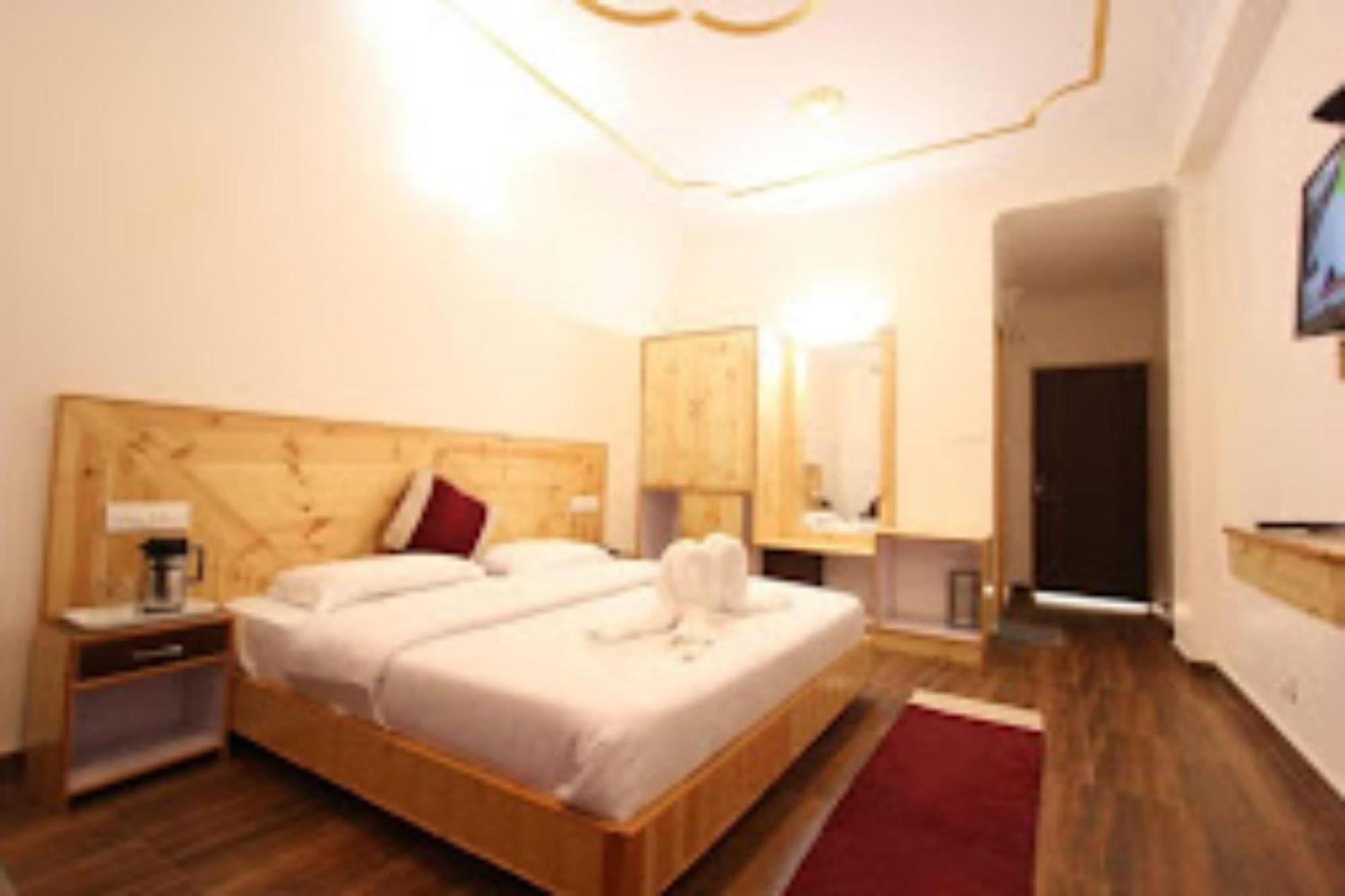 Goroomgo Saras - Near Hadimba Devi Temple - All Attached Balcony With Mountain View - Parking Facilities & Spacious 3* Manali (Himachal Pradesh)
