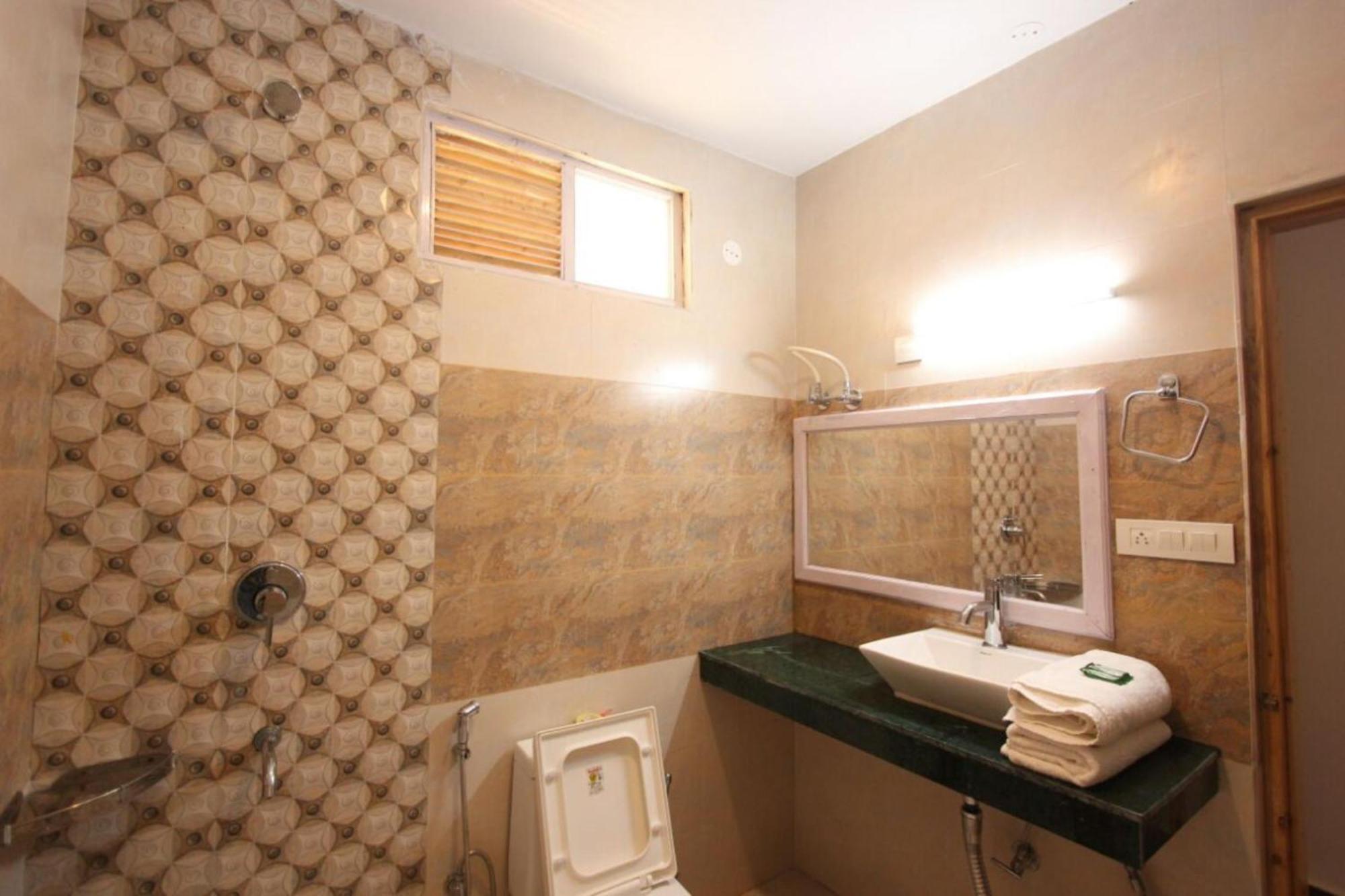 Hotel Goroomgo Saras - Near Hadimba Devi Temple - All Attached Balcony With Mountain View - Parking Facilities & Spacious 3*