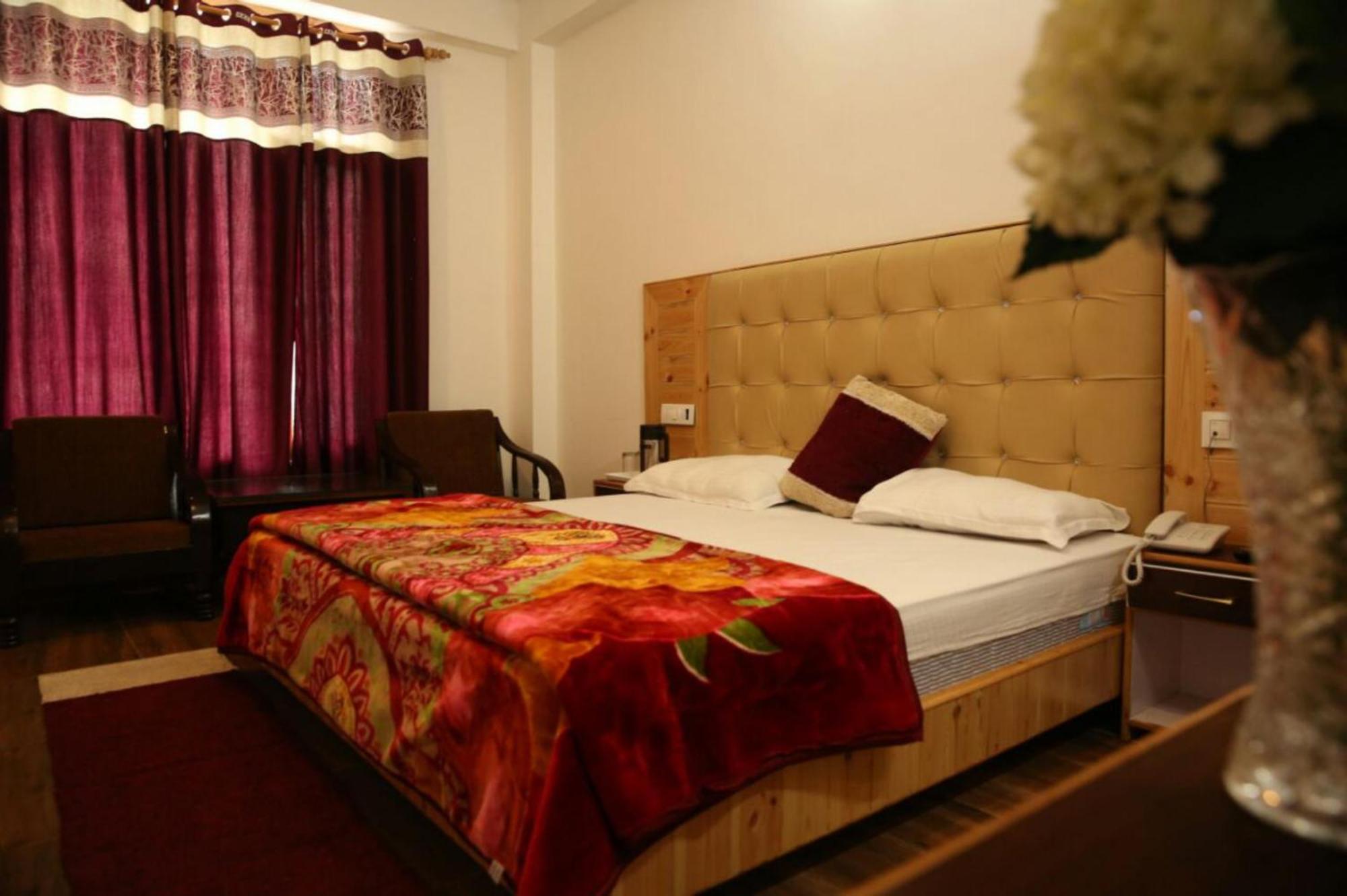Goroomgo Saras - Near Hadimba Devi Temple - All Attached Balcony With Mountain View - Parking Facilities & Spacious 3* Manali (Himachal Pradesh)