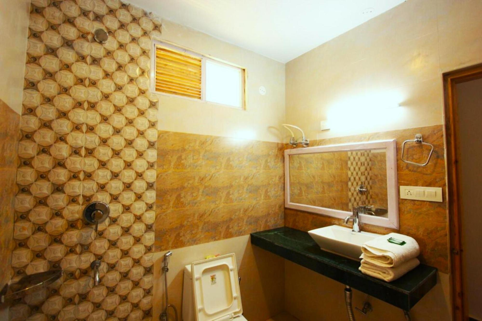 Goroomgo Saras - Near Hadimba Devi Temple - All Attached Balcony With Mountain View - Parking Facilities & Spacious