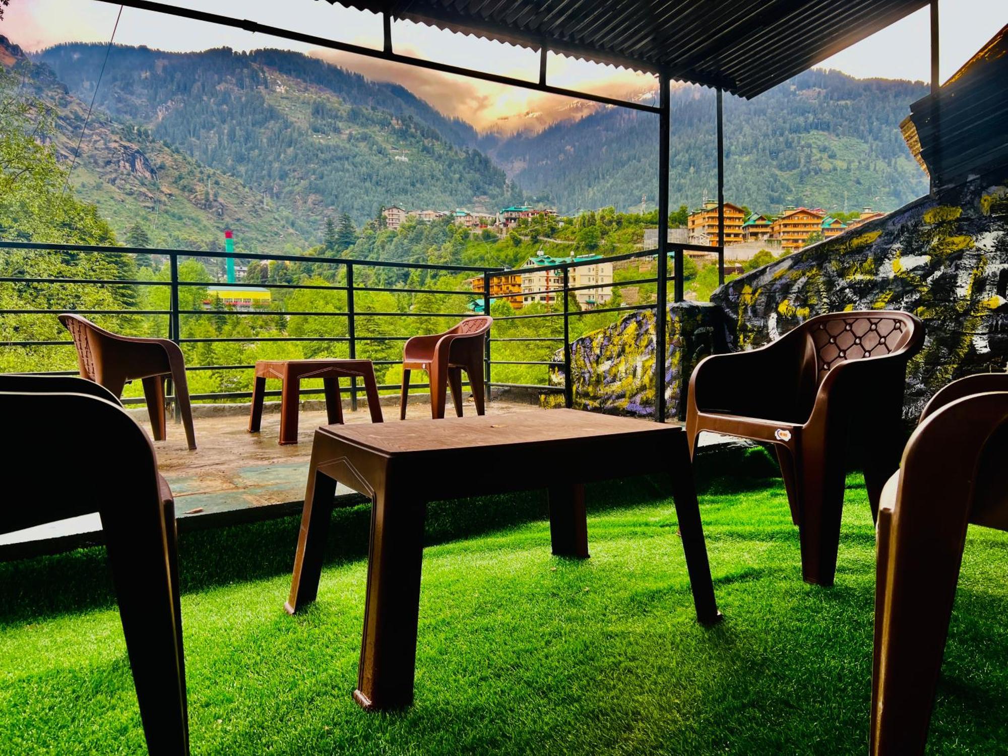 Hotel Link -#near Volvo Bus Stand #mountain View #river View #open Terrace Manali (Himachal Pradesh)