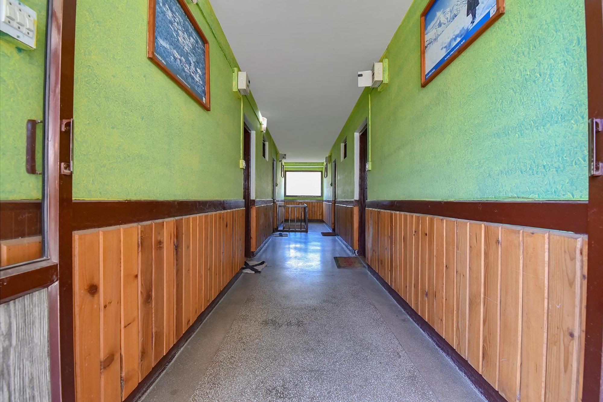 Hotel Fabexpress Mountain Manali (Himachal Pradesh)