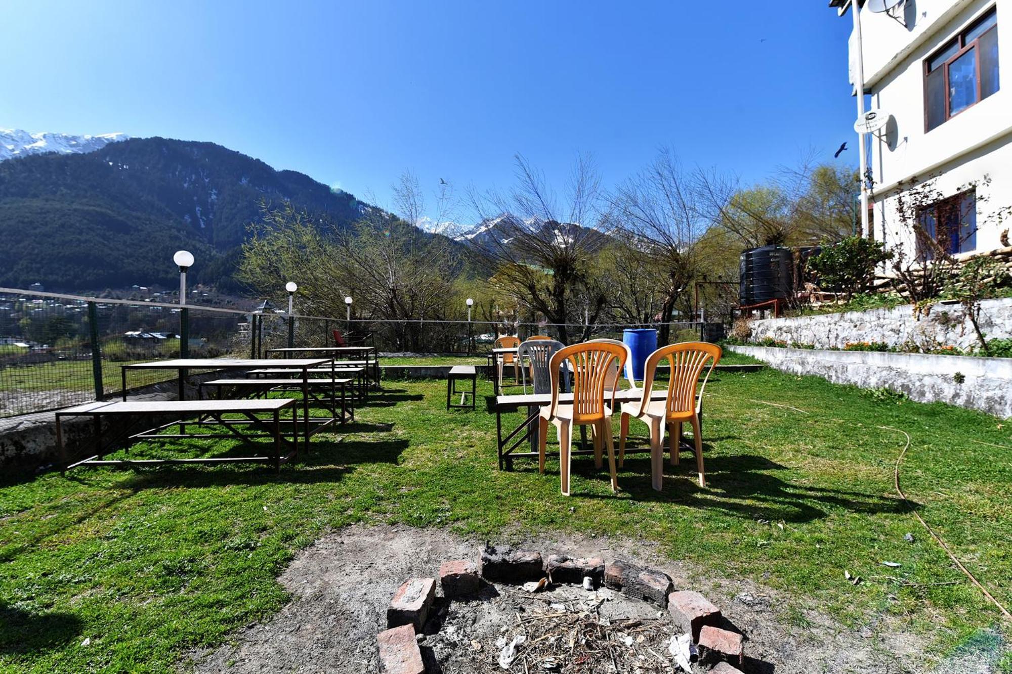 Fabexpress Mountain Hotel Manali (Himachal Pradesh)