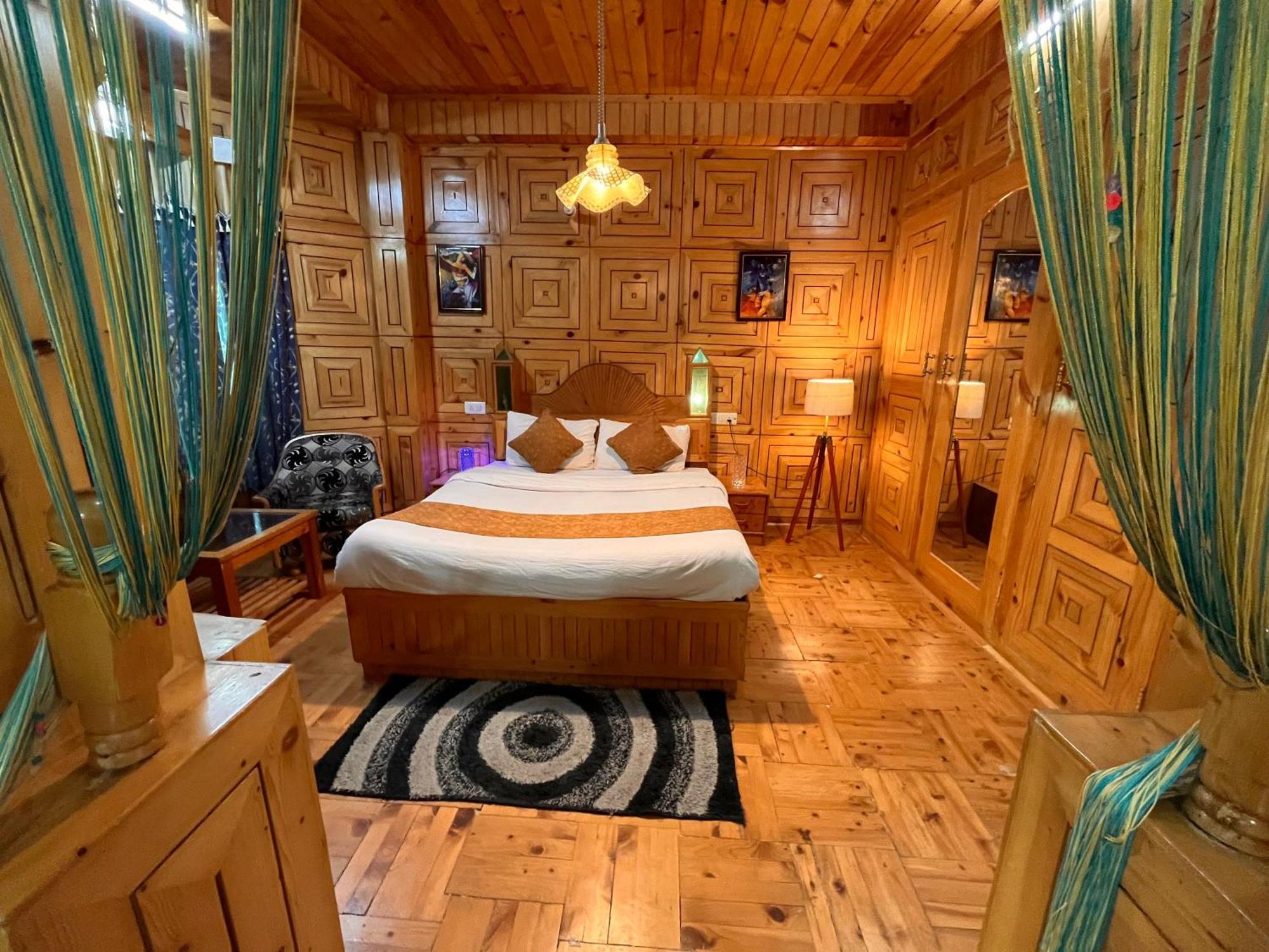 Woods Cottage, Hotel Manali (Himachal Pradesh)
