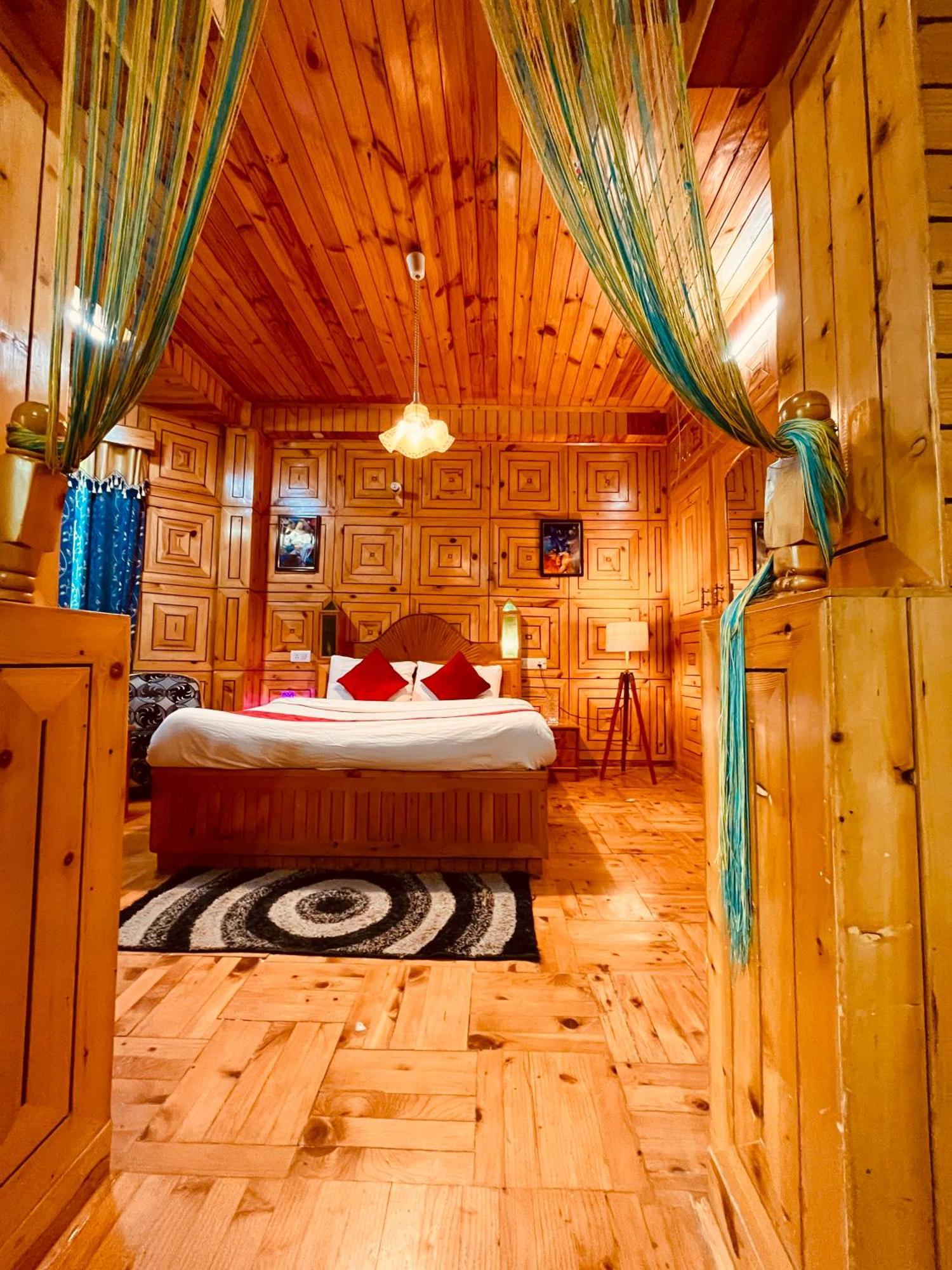 Woods Cottage, Hotel Manali (Himachal Pradesh)