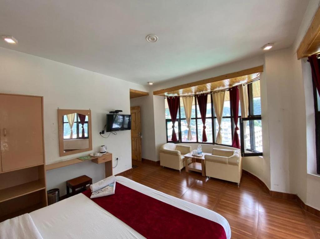 Sky Mountain View By Hadimba Palace - Hotel Manali (Himachal Pradesh)