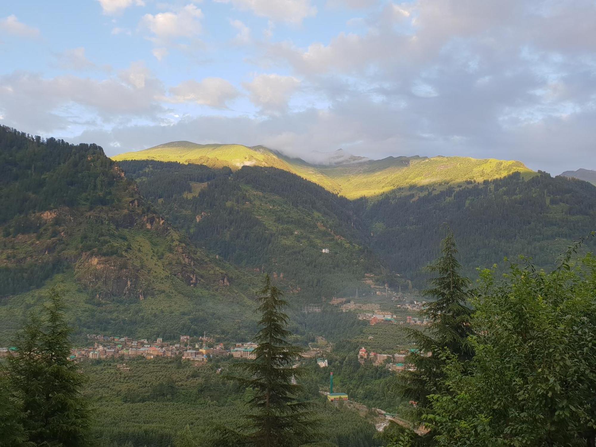 Gezellig - Vardhan Hills Hotel Manali (Himachal Pradesh)