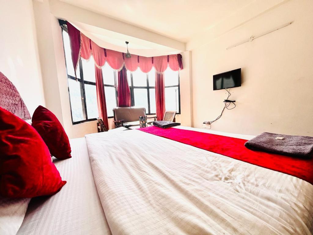 In With Mountain View Near Mall Road Hotel 4*