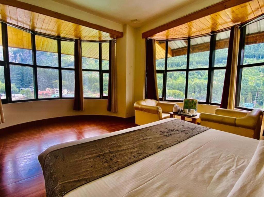 In With Mountain View Near Mall Road 4*