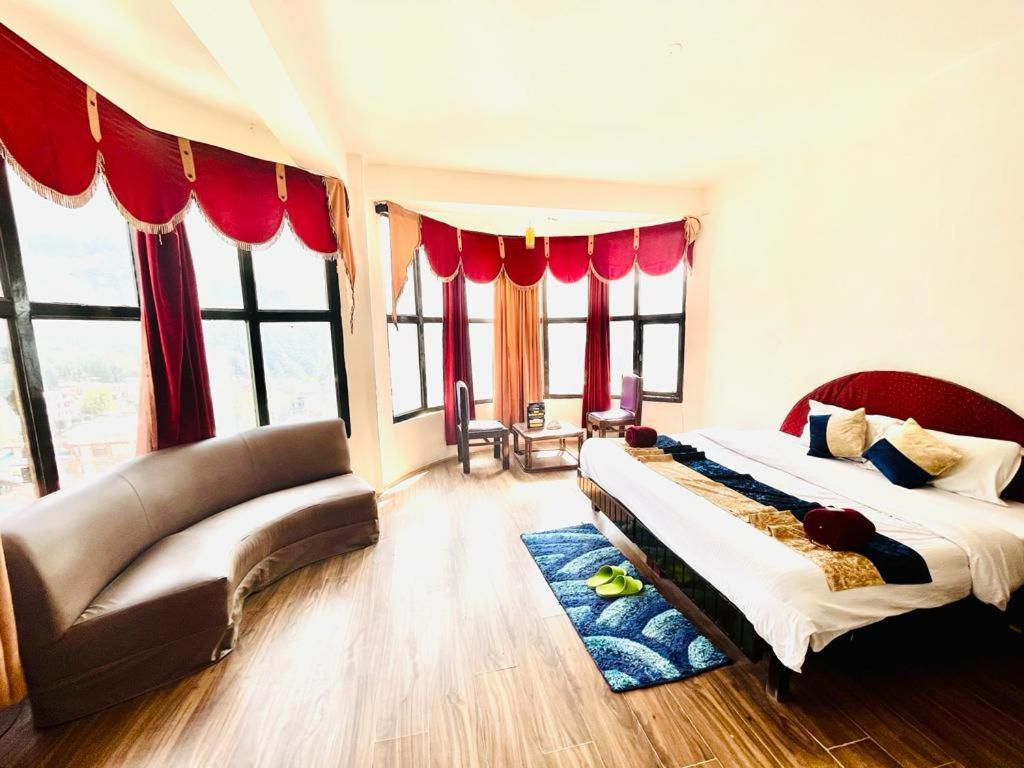 In With Mountain View Near Mall Road Hotel 4*