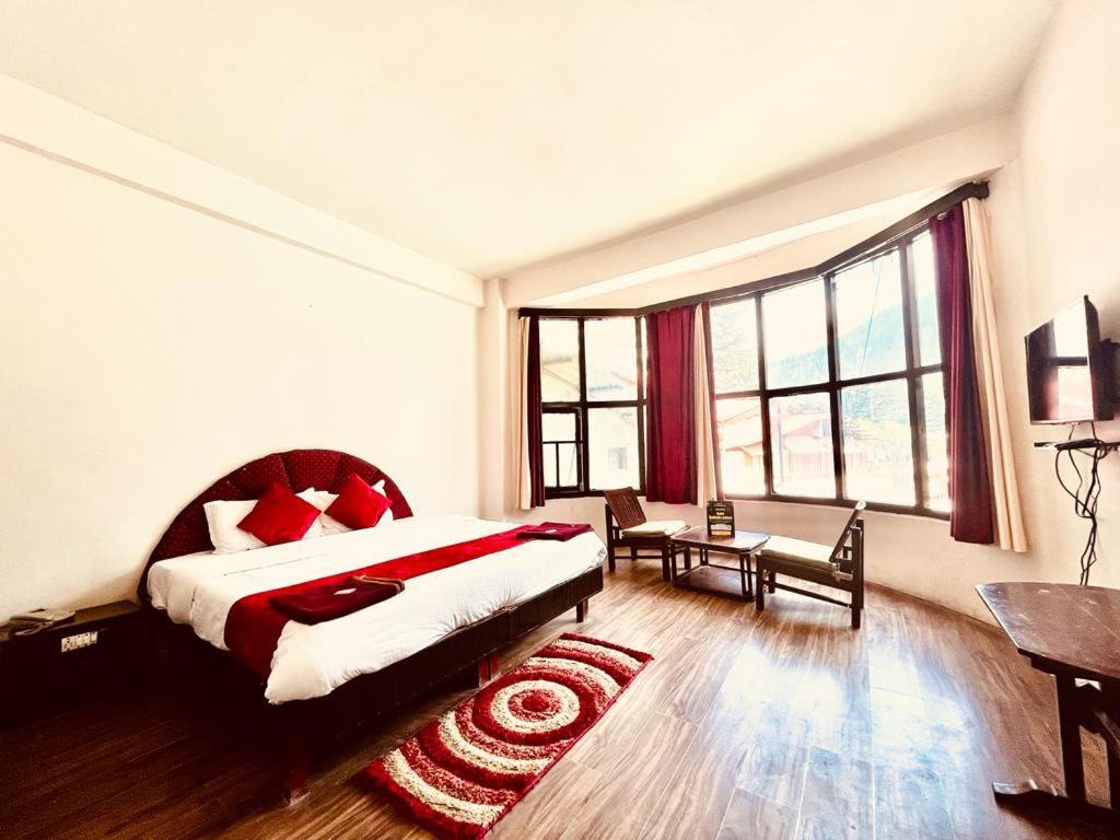 Hotel In With Mountain View Near Mall Road 4*