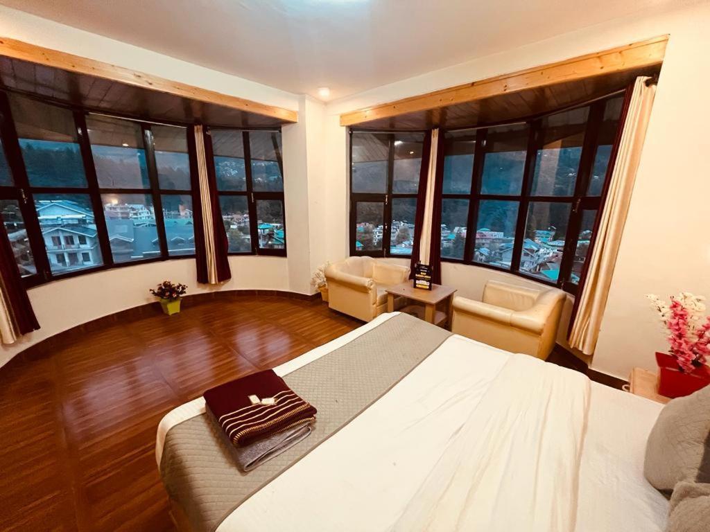 In With Mountain View Near Mall Road Hotel 4*