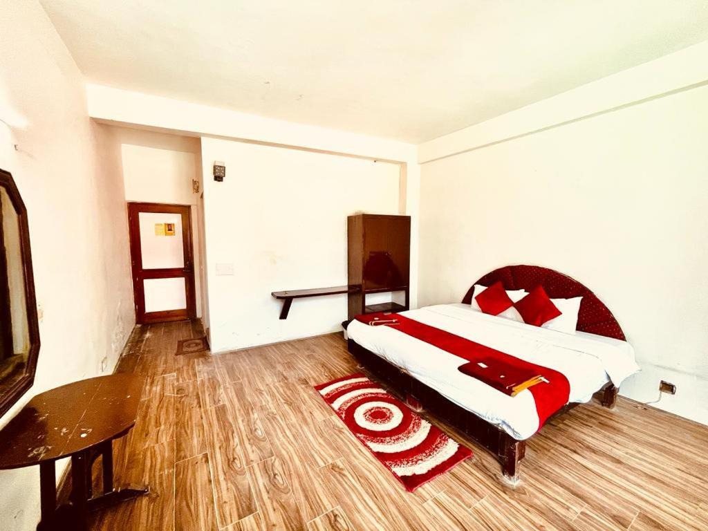 In With Mountain View Near Mall Road Hotel 4*