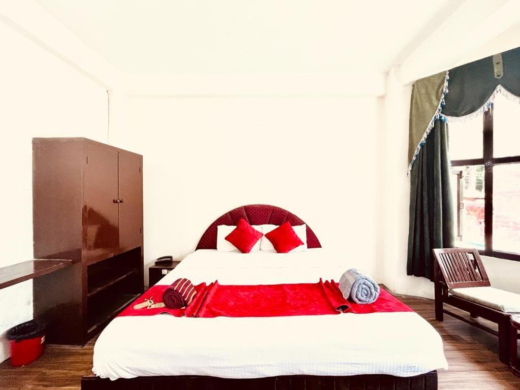 In With Mountain View Near Mall Road 4*