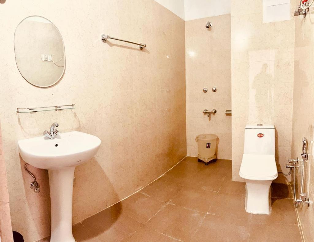 In With Mountain View Near Mall Road Hotel 4*