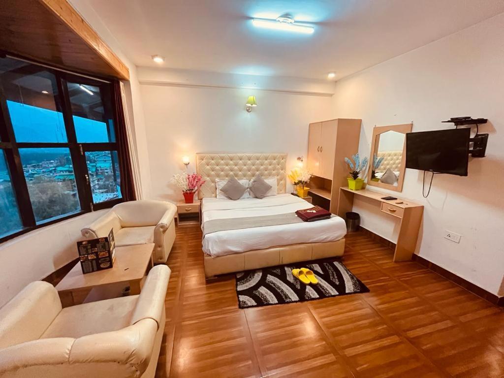 Hotel In With Mountain View Near Mall Road Manali (Himachal Pradesh)