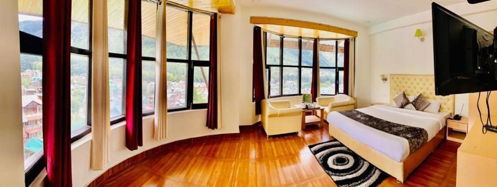 In With Mountain View Near Mall Road 4*
