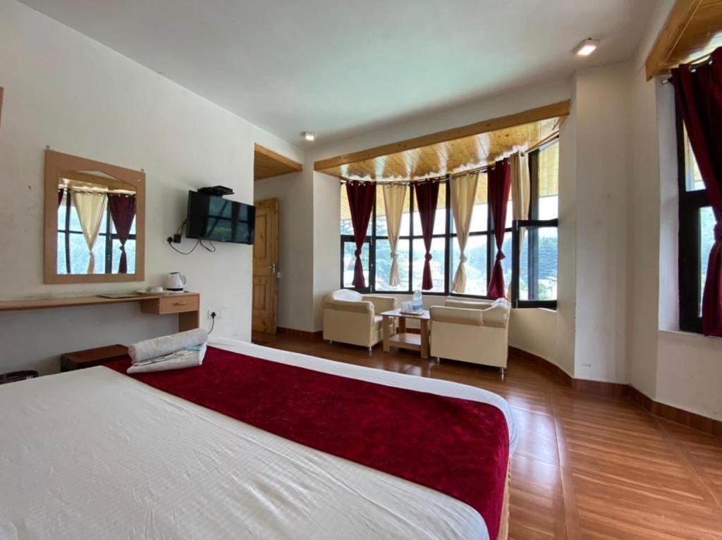 Hotel In With Mountain View Near Mall Road Manali (Himachal Pradesh)