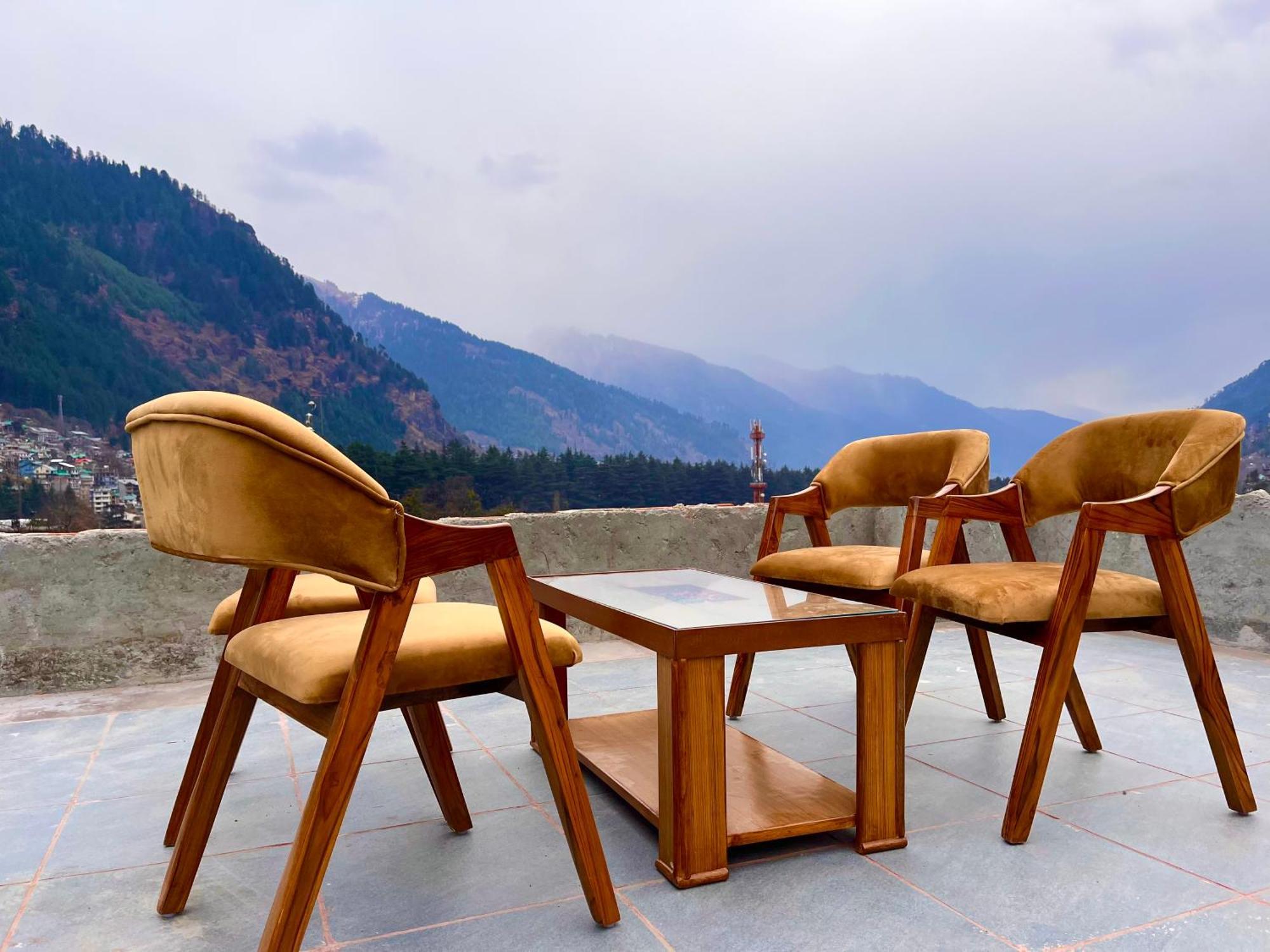 Lee Green, On Mall Road Hotel Manali (Himachal Pradesh)