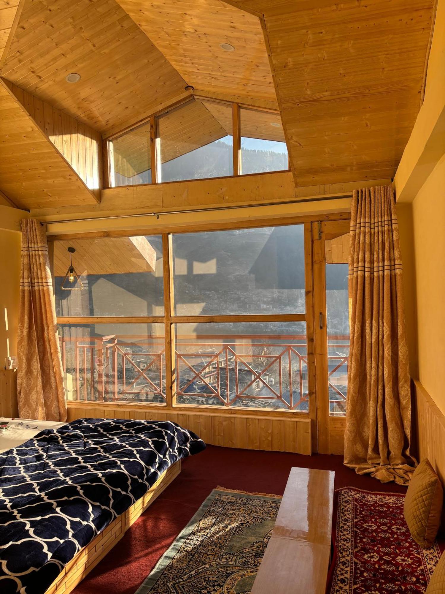 The Pineapple Homestay Manali (Himachal Pradesh)