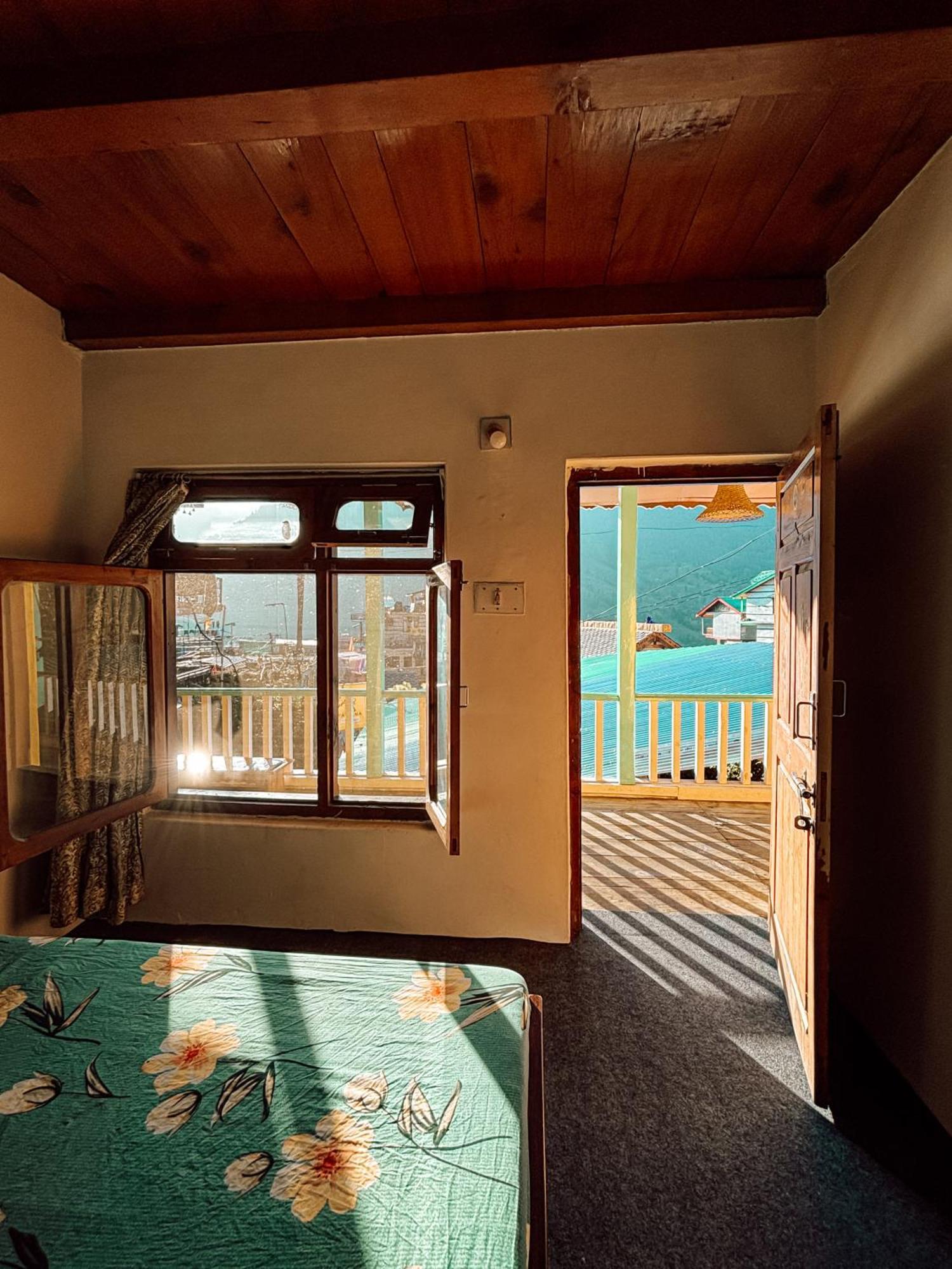 Hostel Yaarana & Cafe, Vashisht,