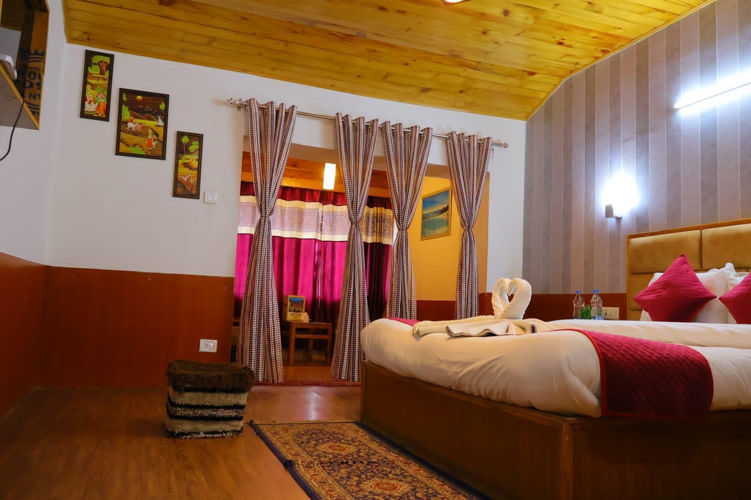 Hilltop At Mall Road With Open Terrace 2*