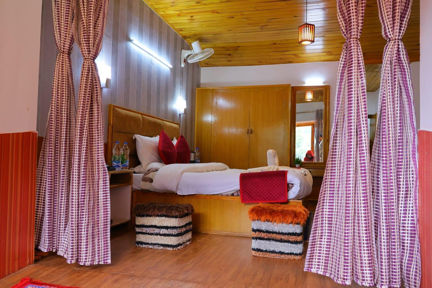 Hotel Hilltop At Mall Road With Open Terrace