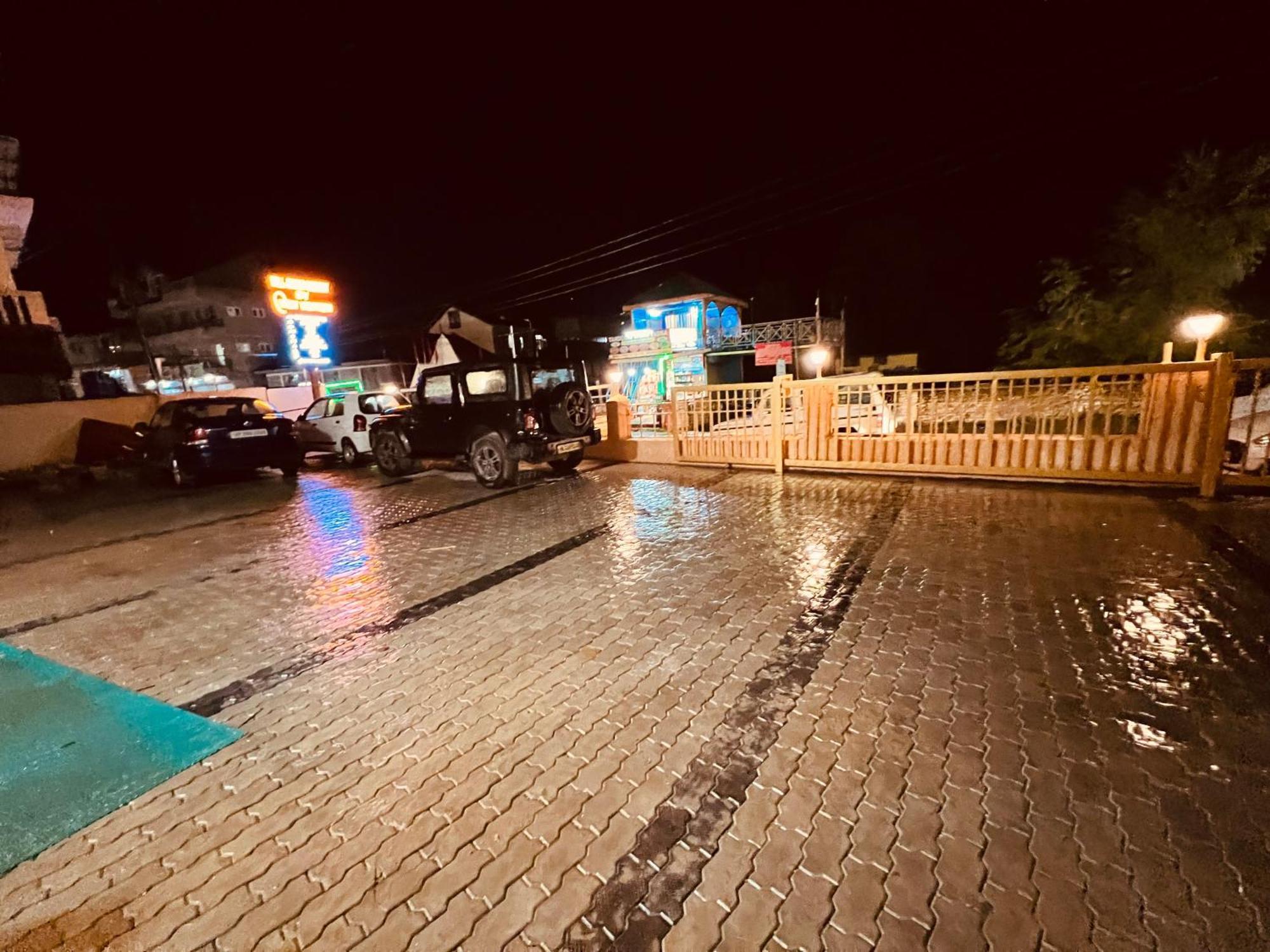 Hill River - Heated & Air Cooled, Near Mall Road - Parking, Lawn, Playing Zone & Much - Couple Friendly Manali (Himachal Pradesh)