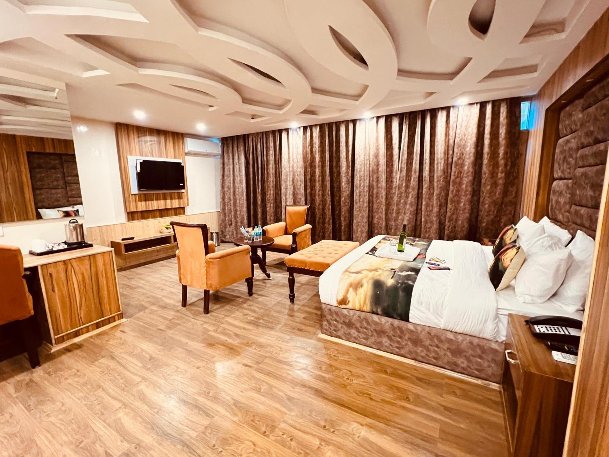 Hill River - Heated & Air Cooled, Near Mall Road - Parking, Lawn, Playing Zone & Much - Couple Friendly 4*