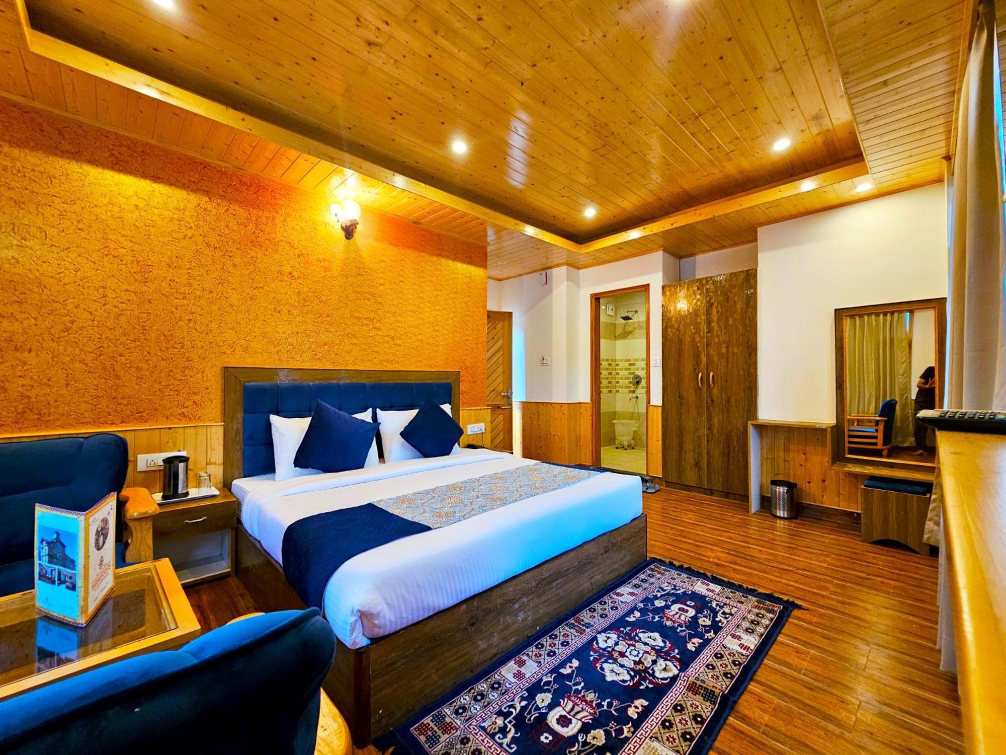 Hotel Marina Heights 3*
