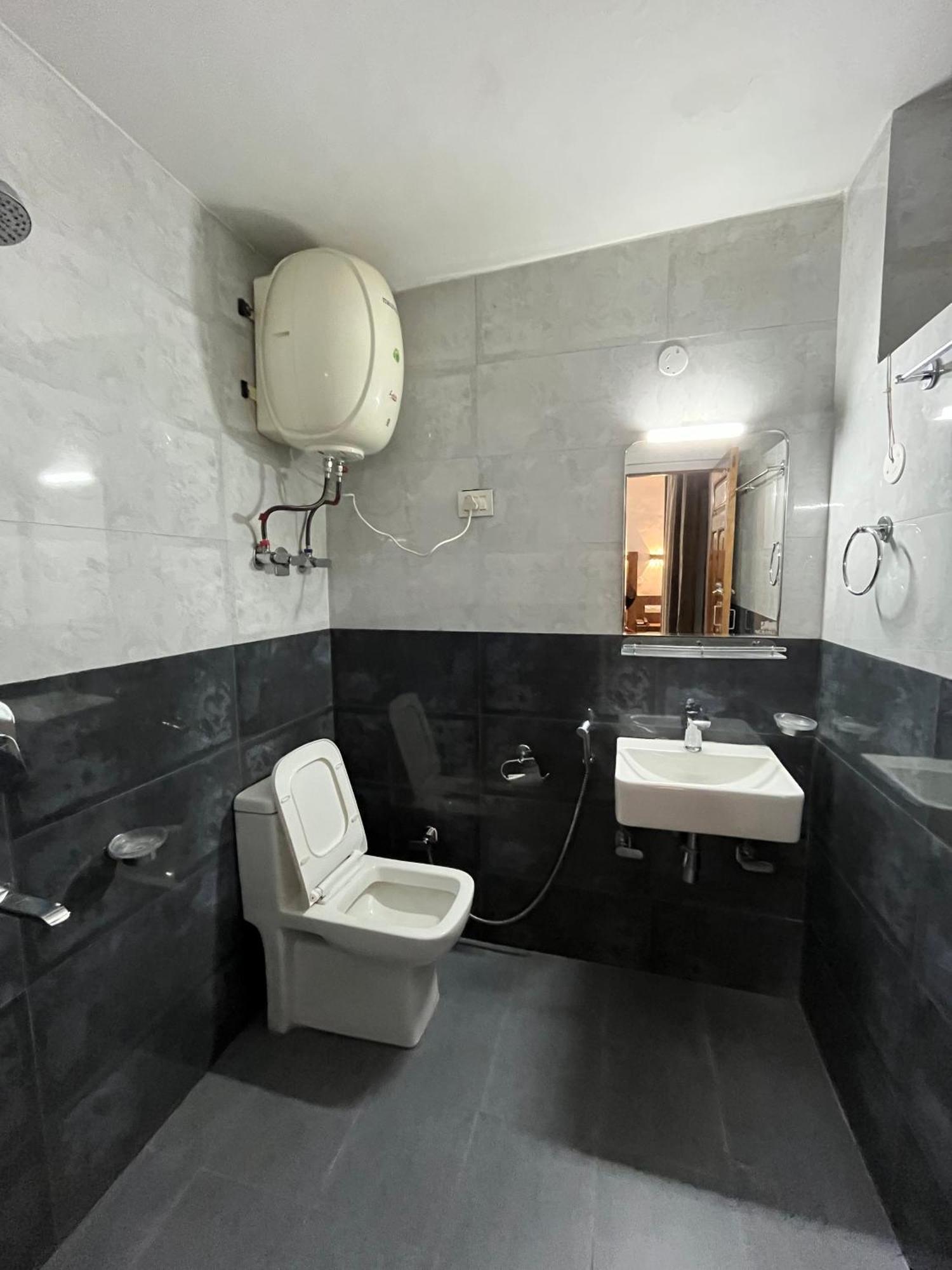 Premier Mall Road Guest house Manali (Himachal Pradesh)