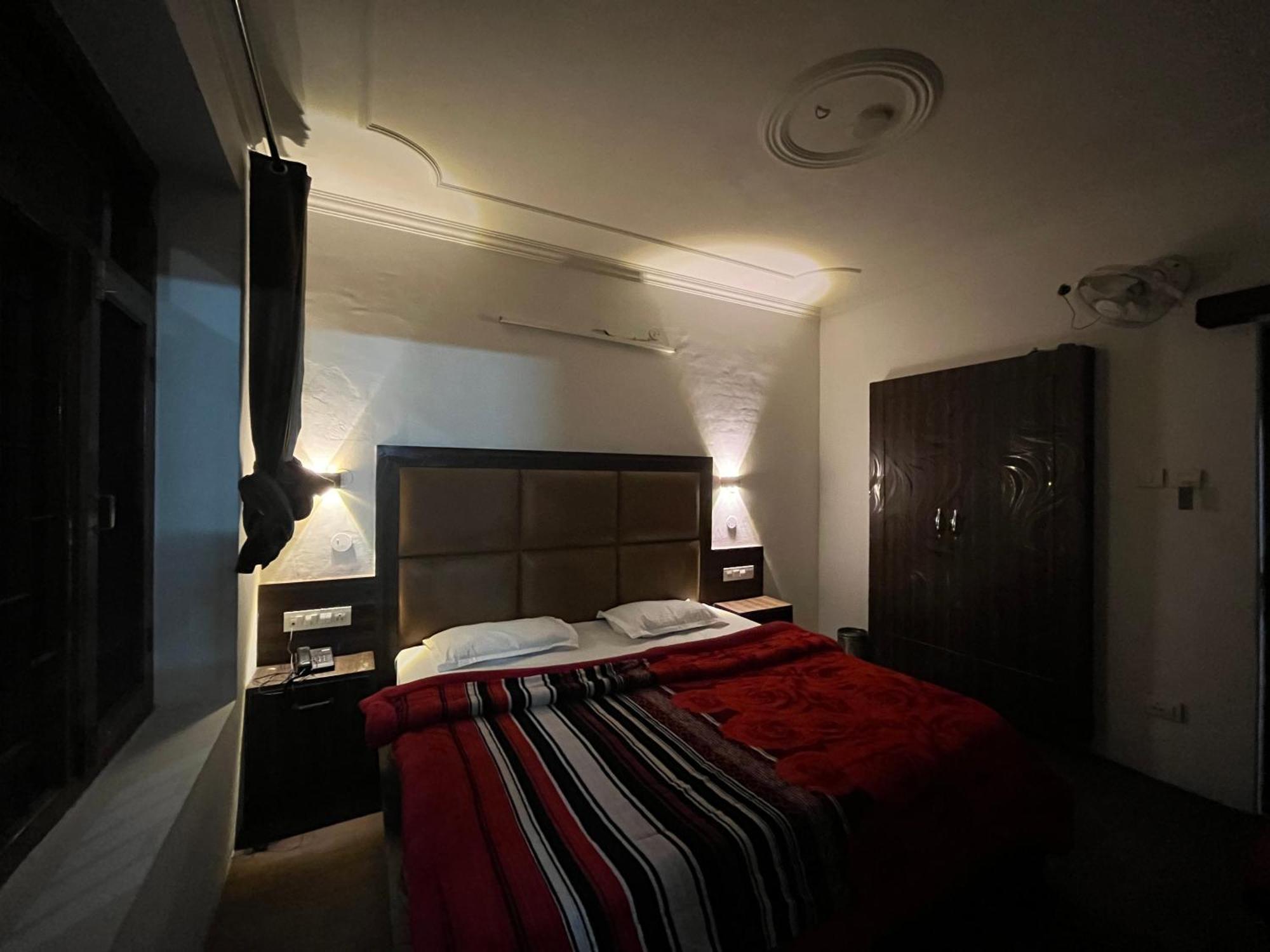 Guest house Premier Mall Road *