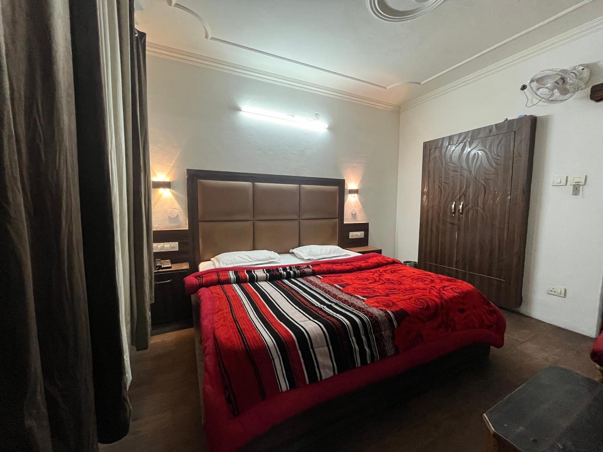Premier Mall Road Guest house *