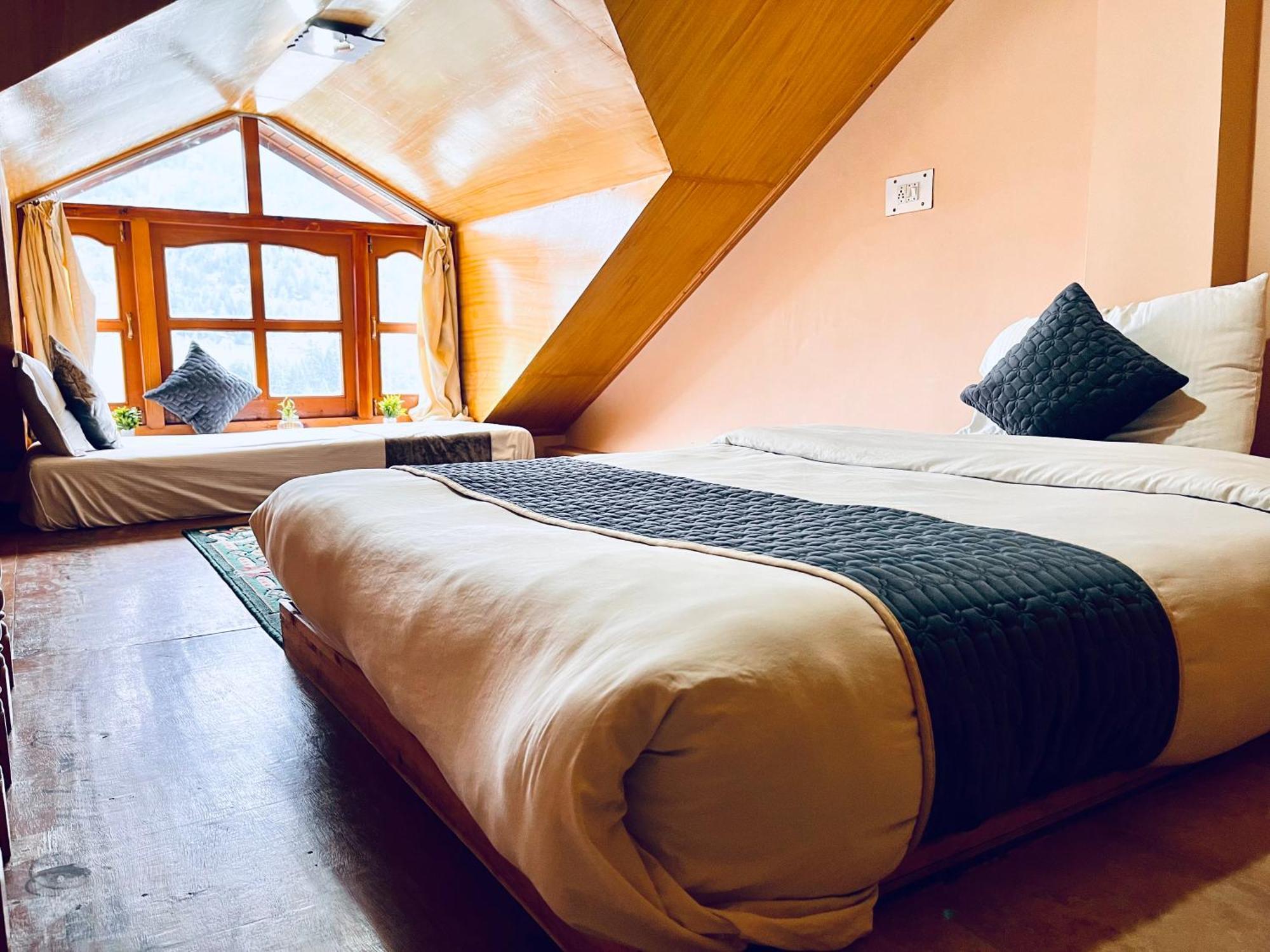 Hollywood - A True Riverview Hotel Manali (Himachal Pradesh)