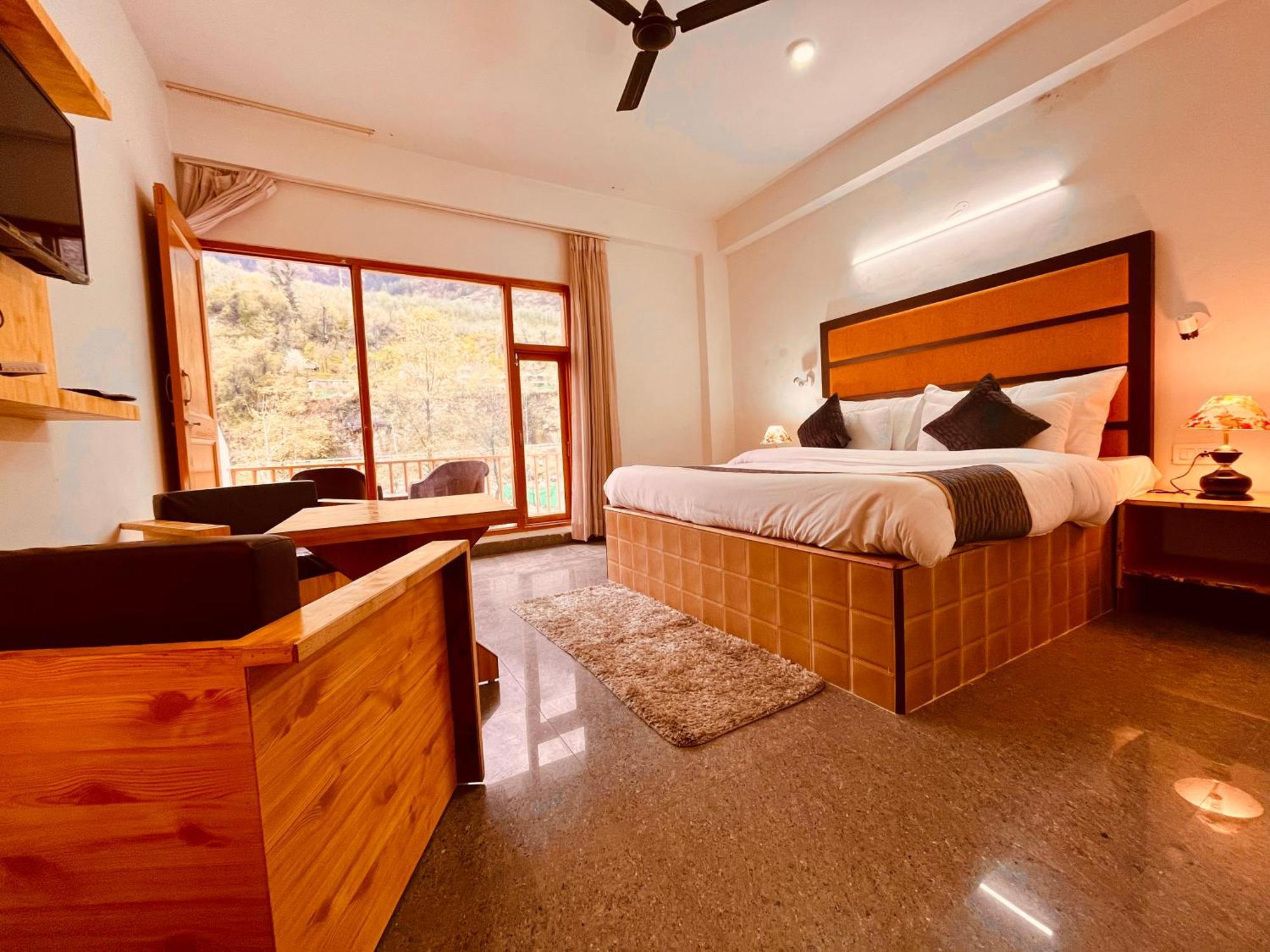 Himalayan Hill Queen Resort, M98160-43400