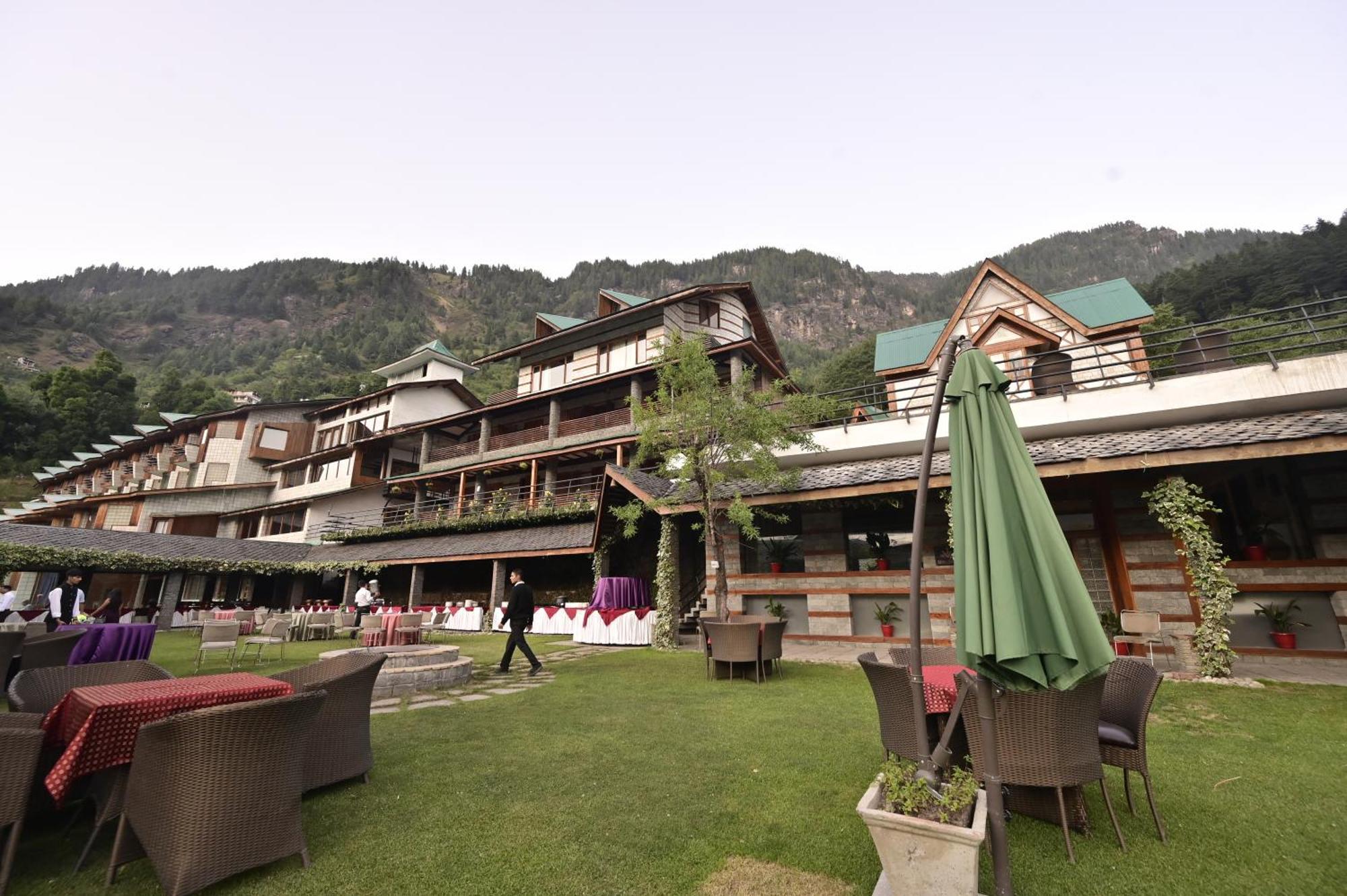 Manuallaya The & Resort