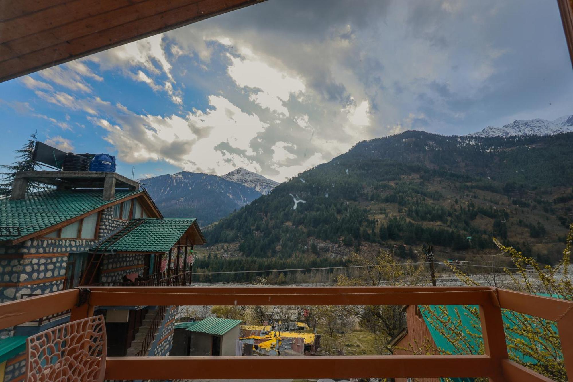 Hotel Snow River,