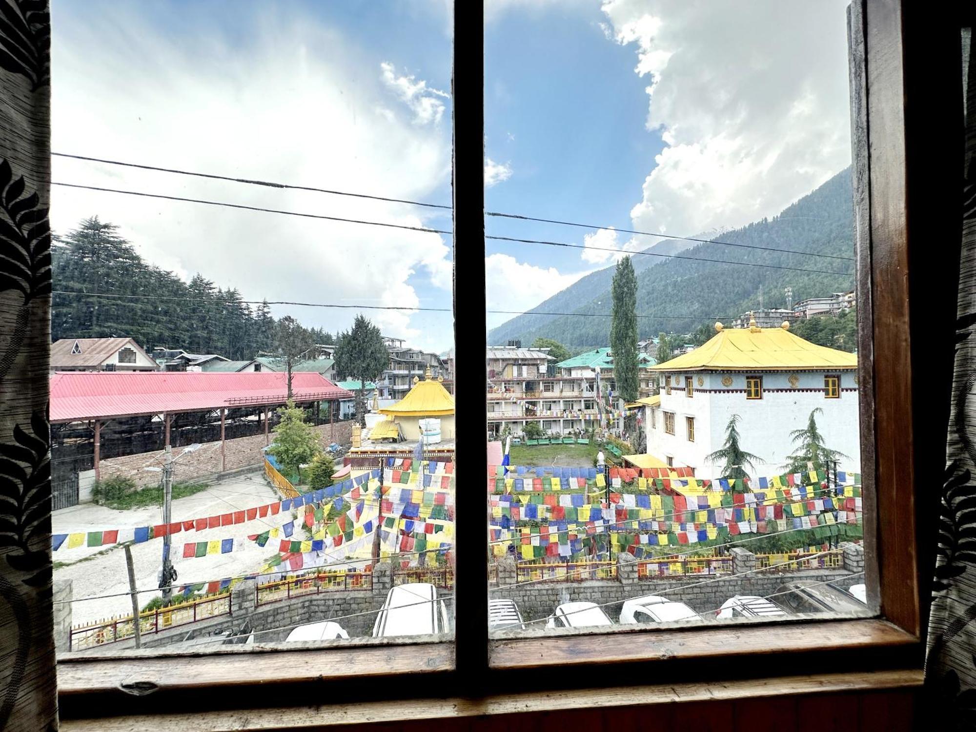 Snow Mountain Mall Road Manali (Himachal Pradesh)