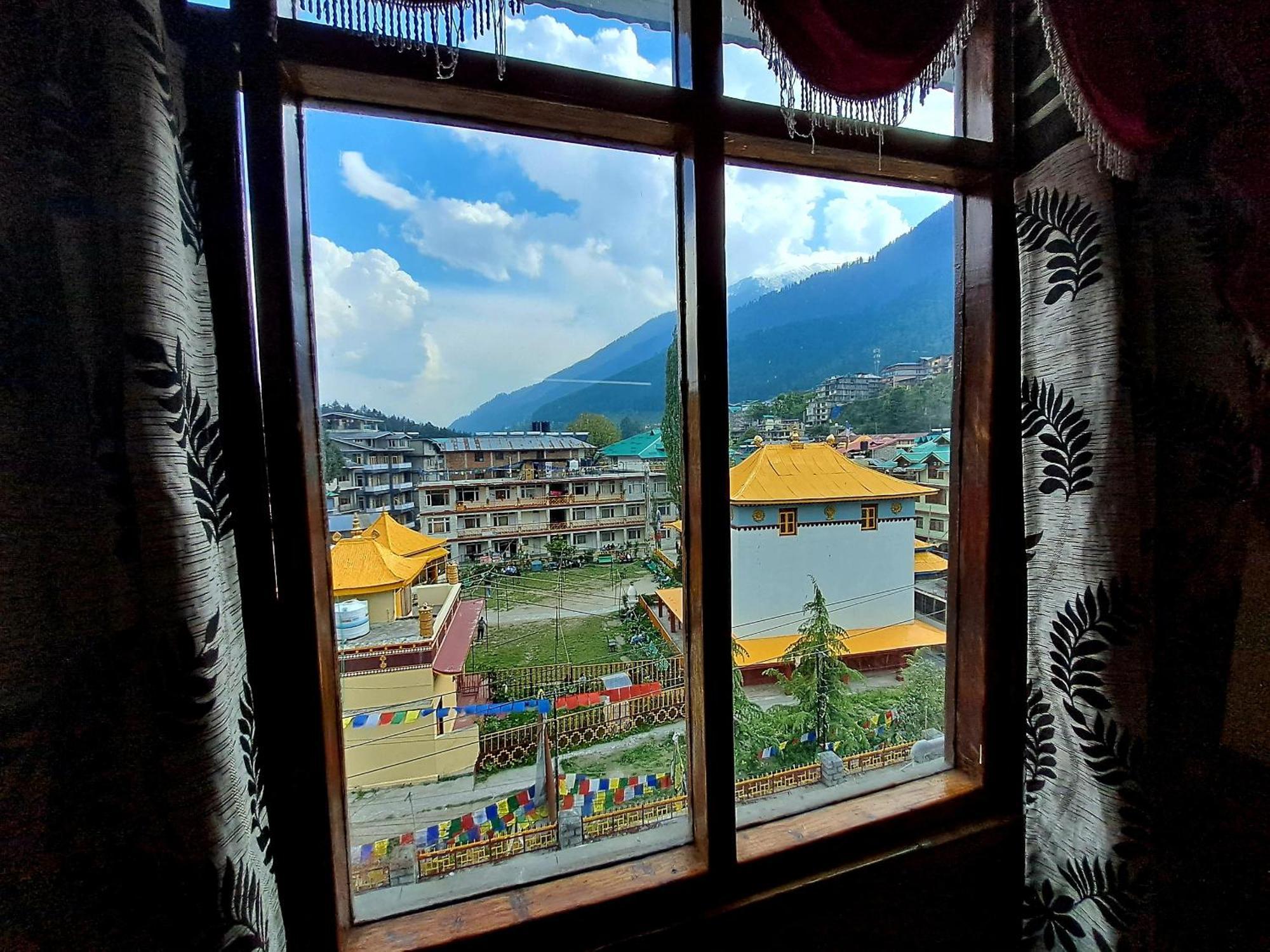 Hotel Snow Mountain Mall Road Manali (Himachal Pradesh)