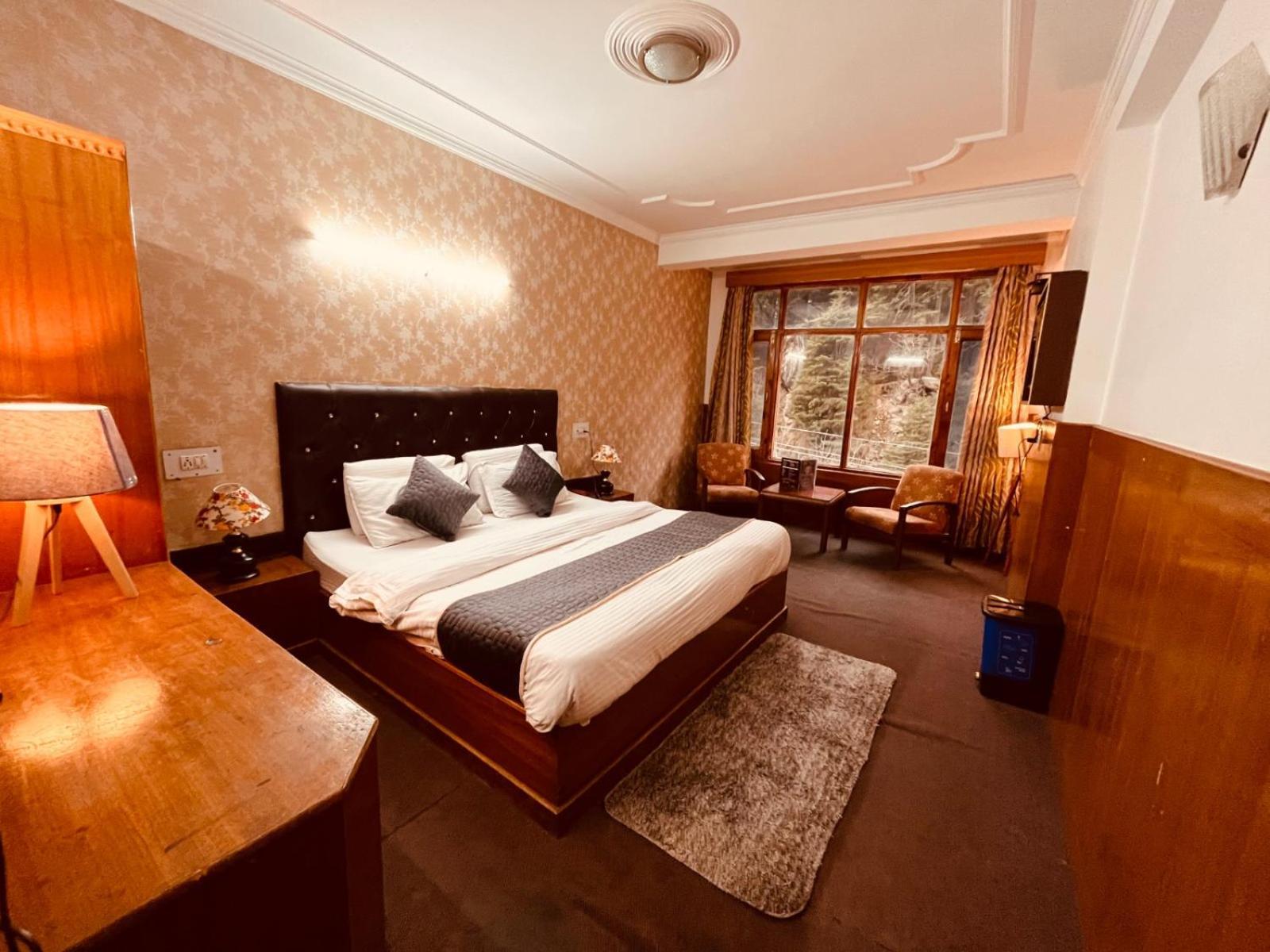 Hotel The River Front On Mall Road 4*