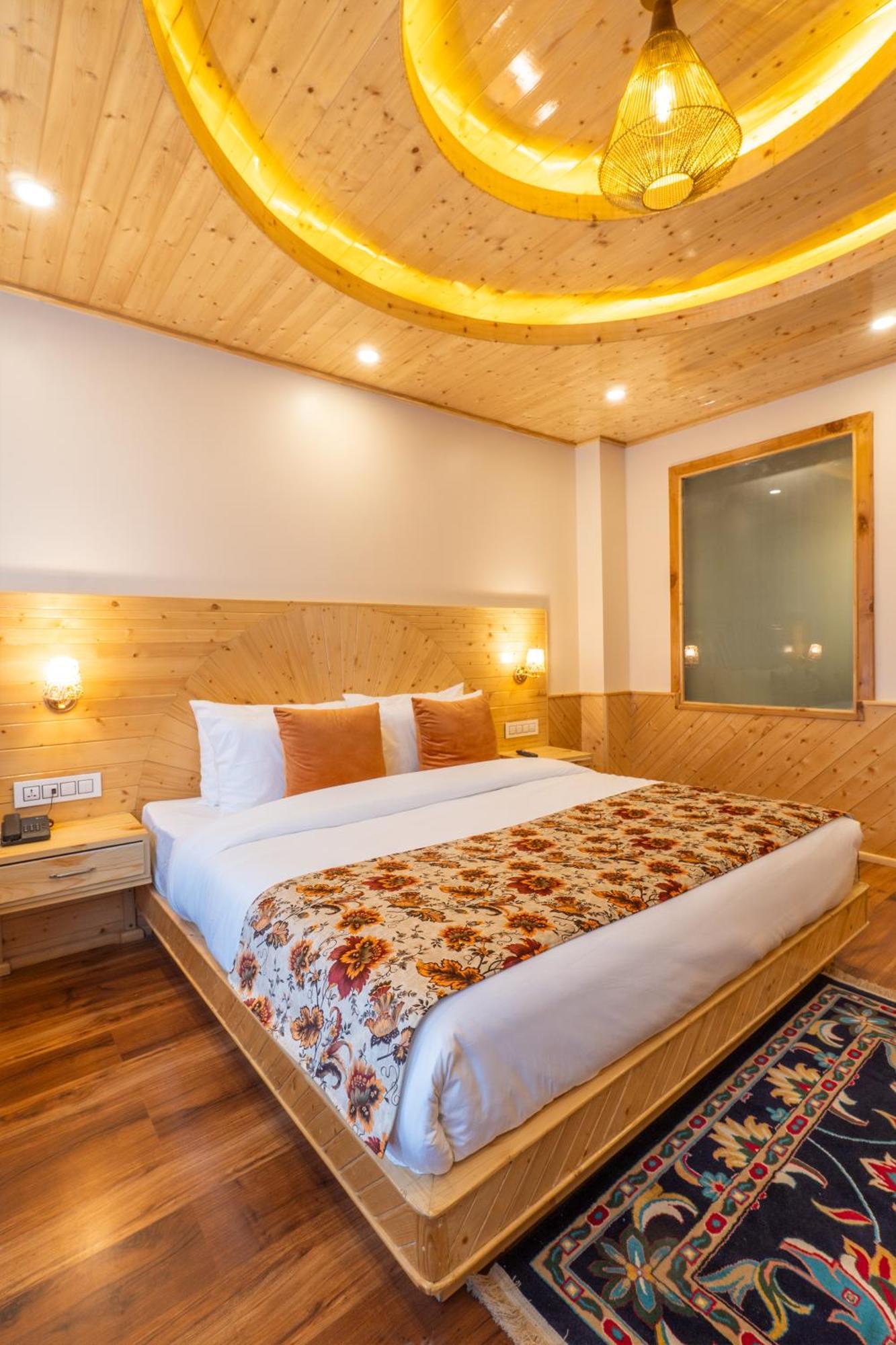 Rustic Wood 3*