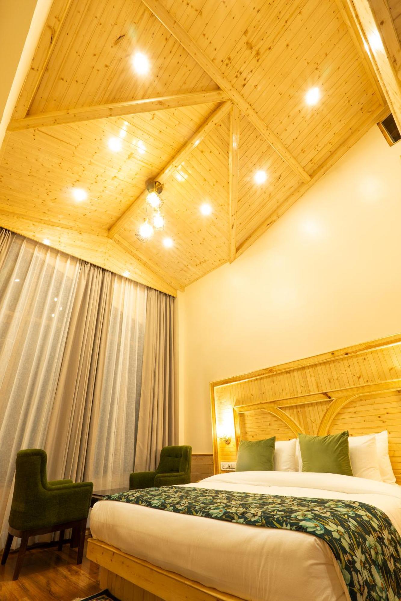 Rustic Wood Hotel Manali (Himachal Pradesh)