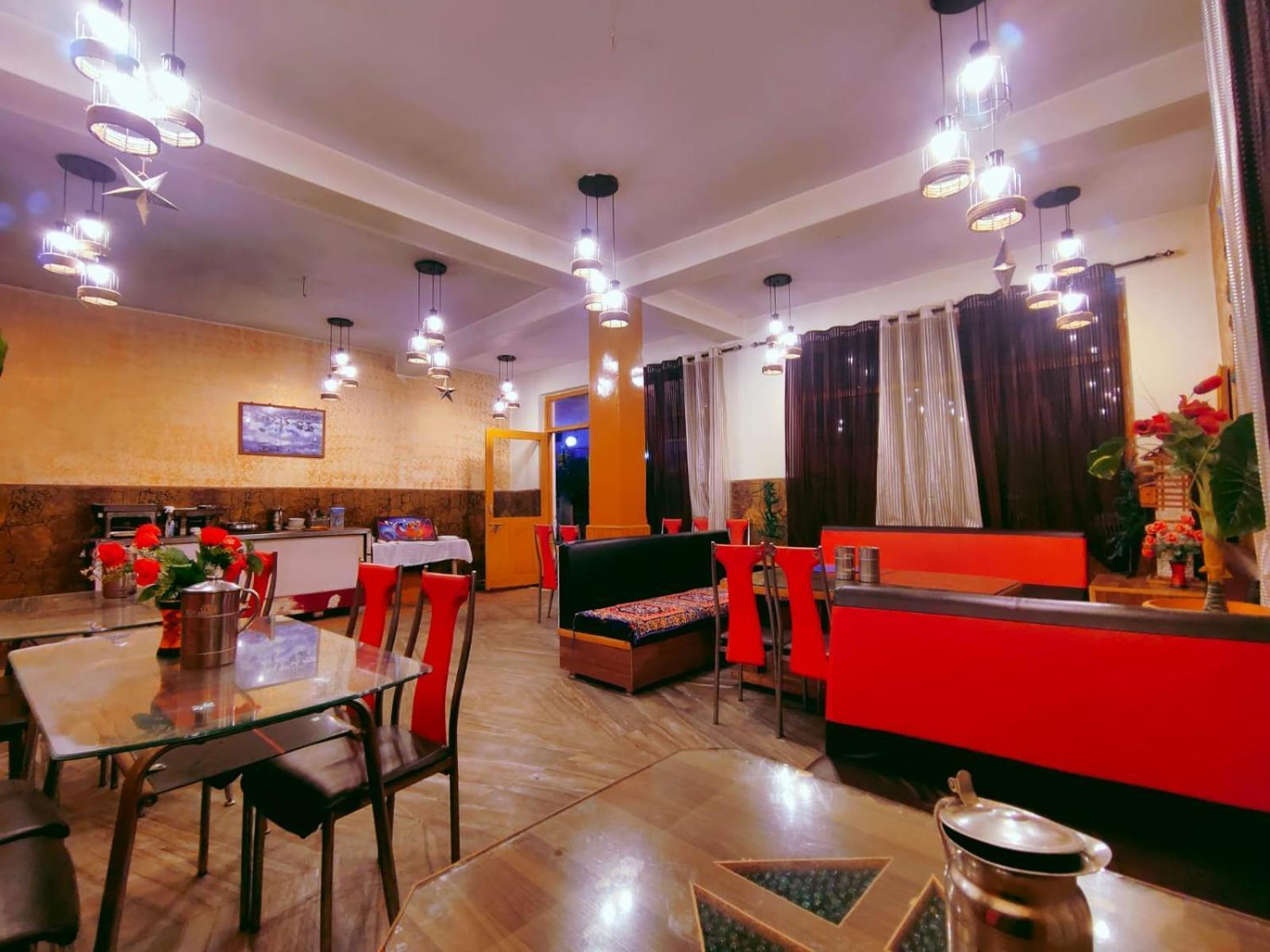 Chetna & Hotel 3*