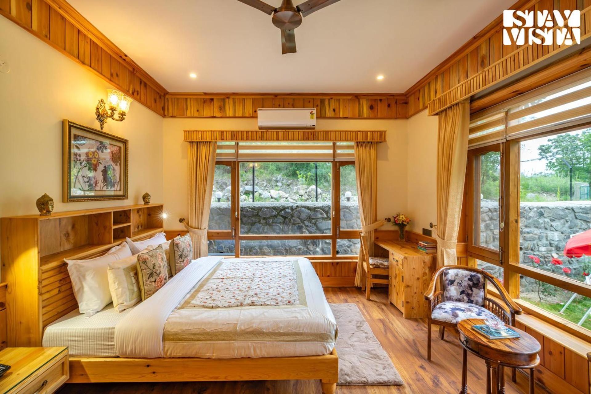 Villa Stayvista At Amritalaya With Bonfire & Lawn