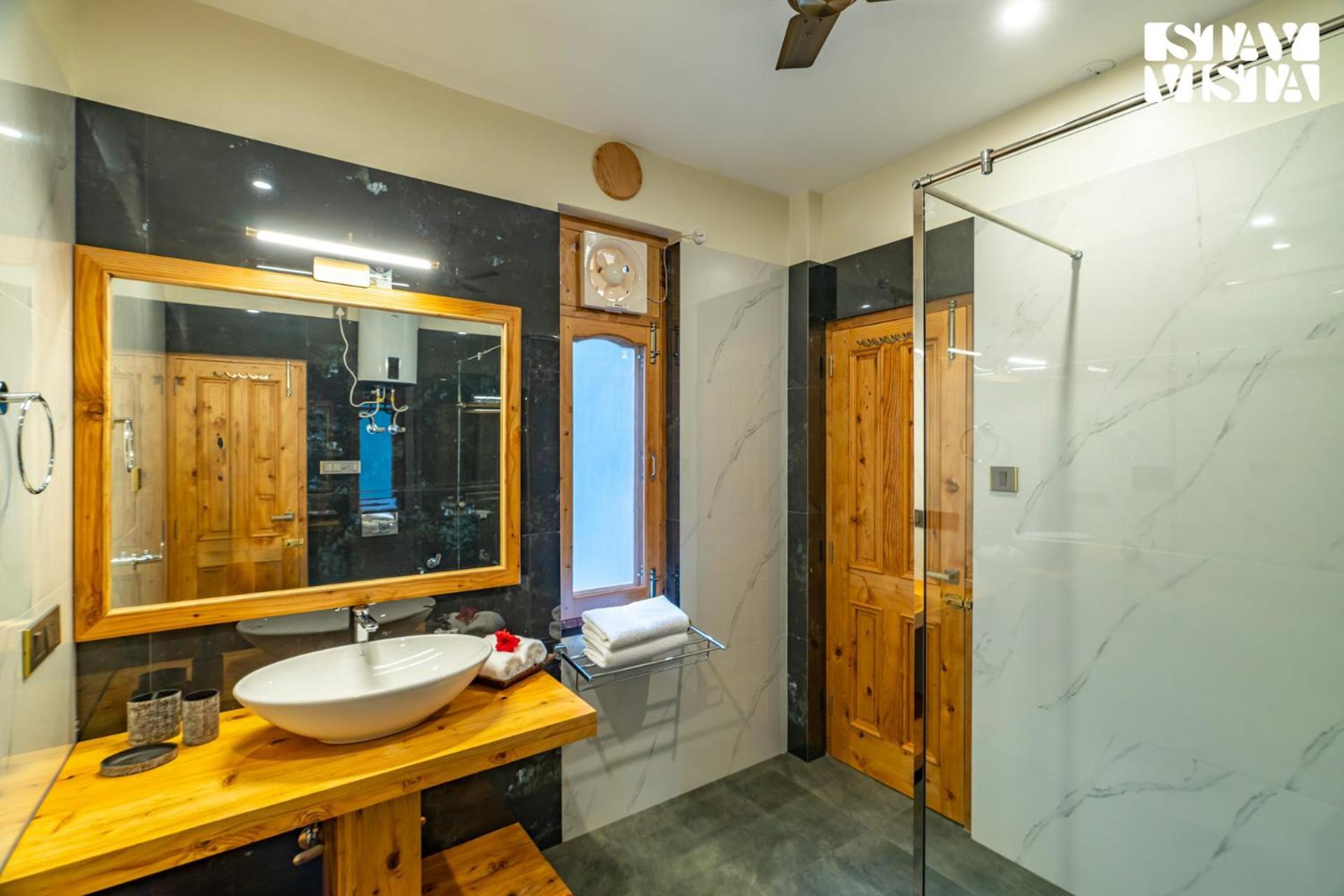 Villa Stayvista At Amritalaya With Bonfire & Lawn Manali (Himachal Pradesh)